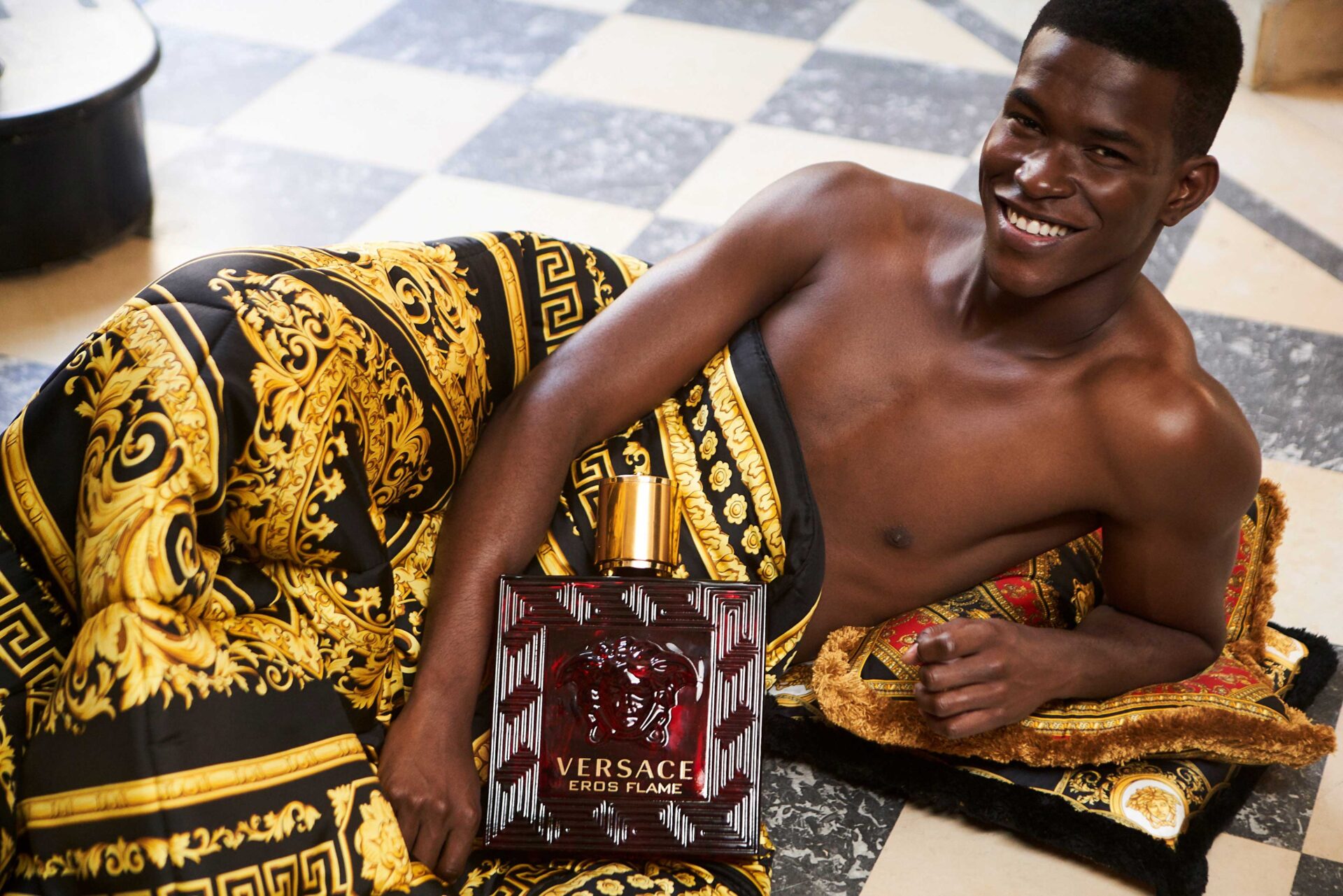 情熱的な永遠の愛の香り、VERSACEメンズフレグランス「エロス フレイム