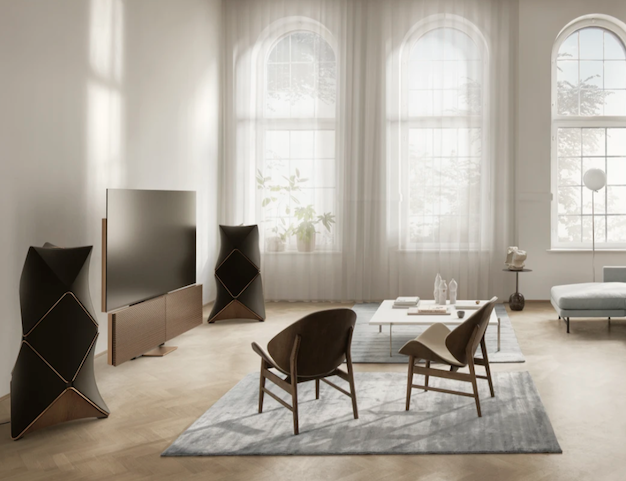 変形する8Kテレビ Bang & Olufsen「Beovision Harmony 88 インチ」発売