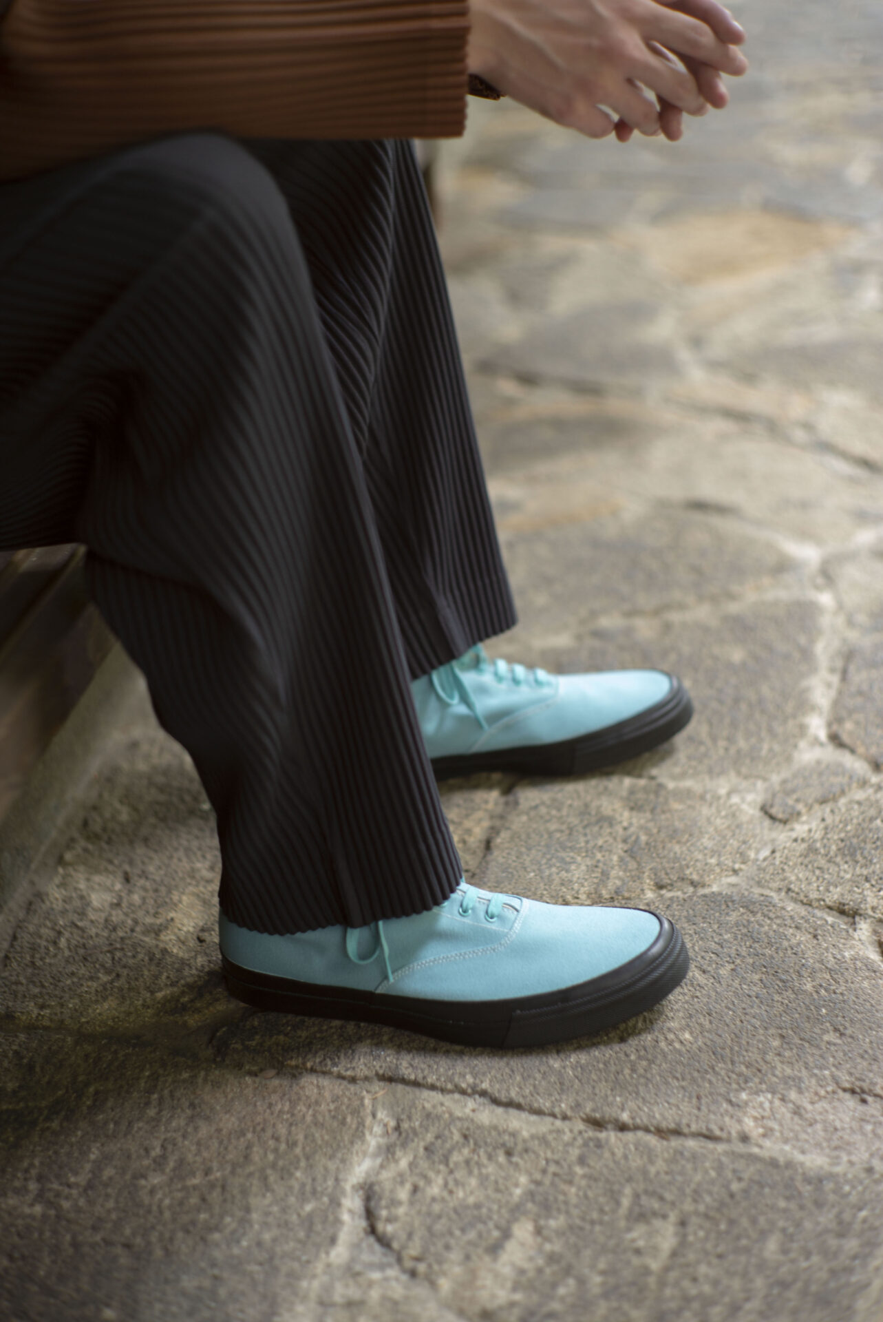 HOMME PLISSÉ ISSEY MIYAKE、WAKOUWAとのシューズプロジェクトに新作