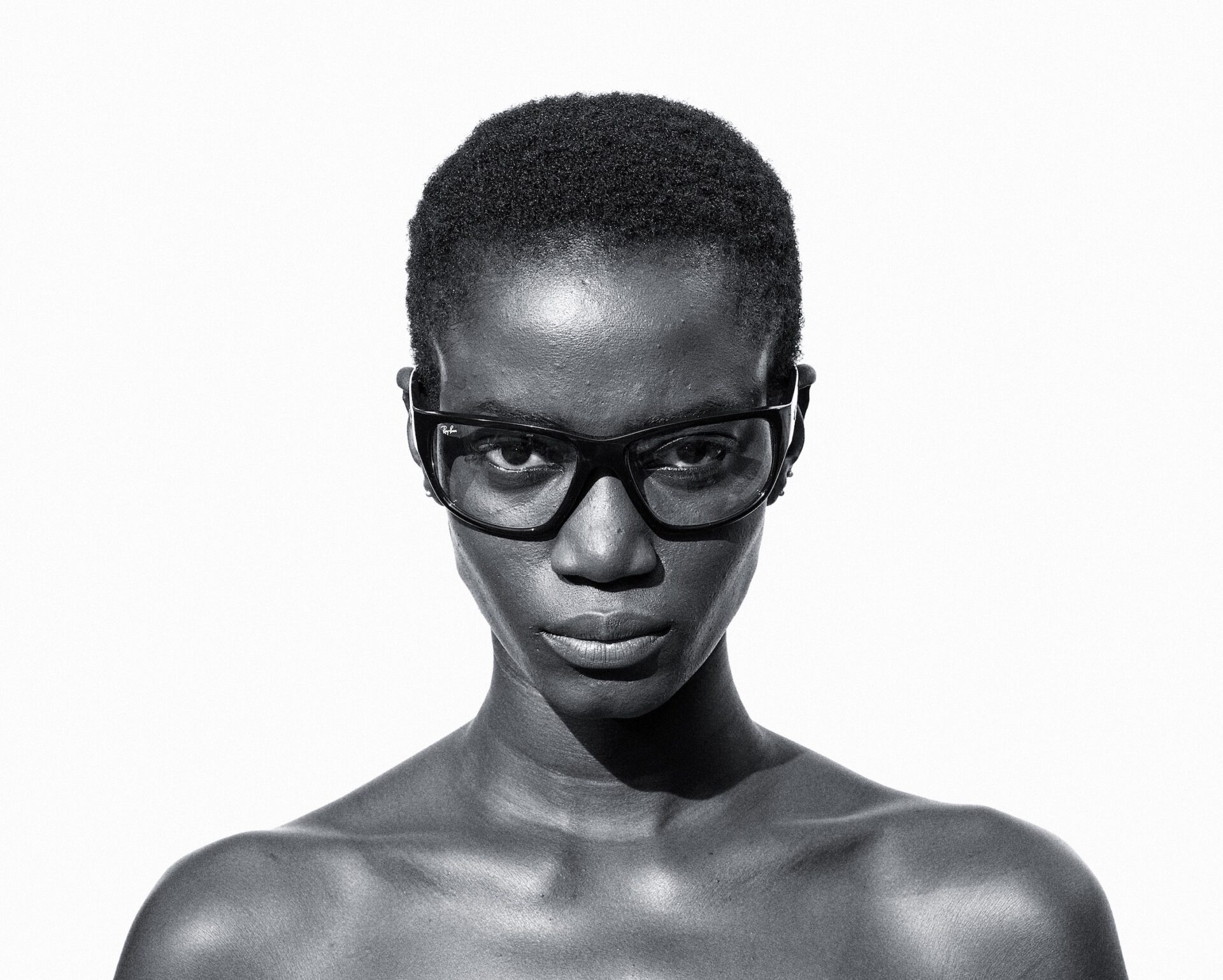 Ray-Ban、紫外線により色が変わる調光レンズモデル発売