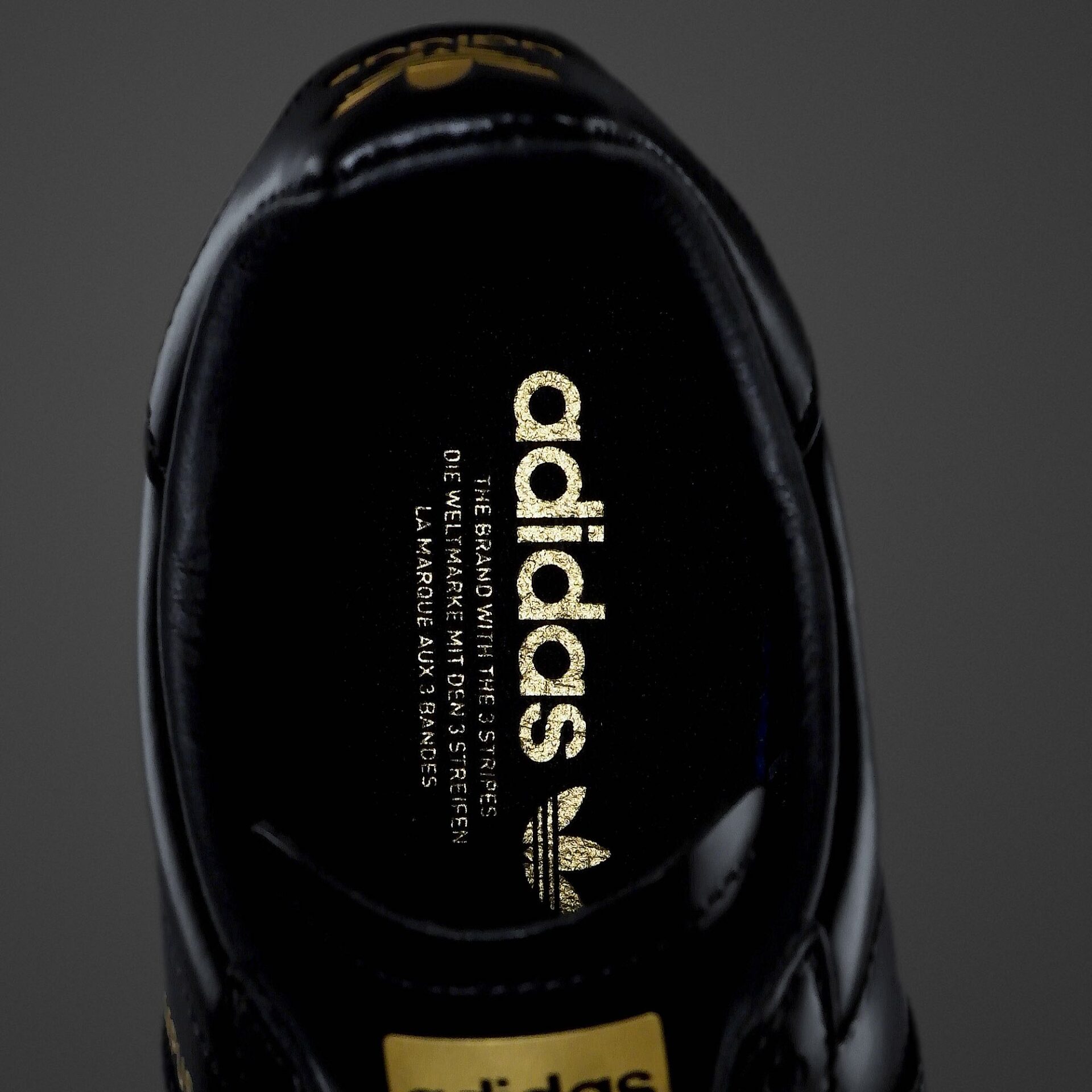 BEAUTY＆YOUTH、グラスレザーで仕上げたadidas Originals別注