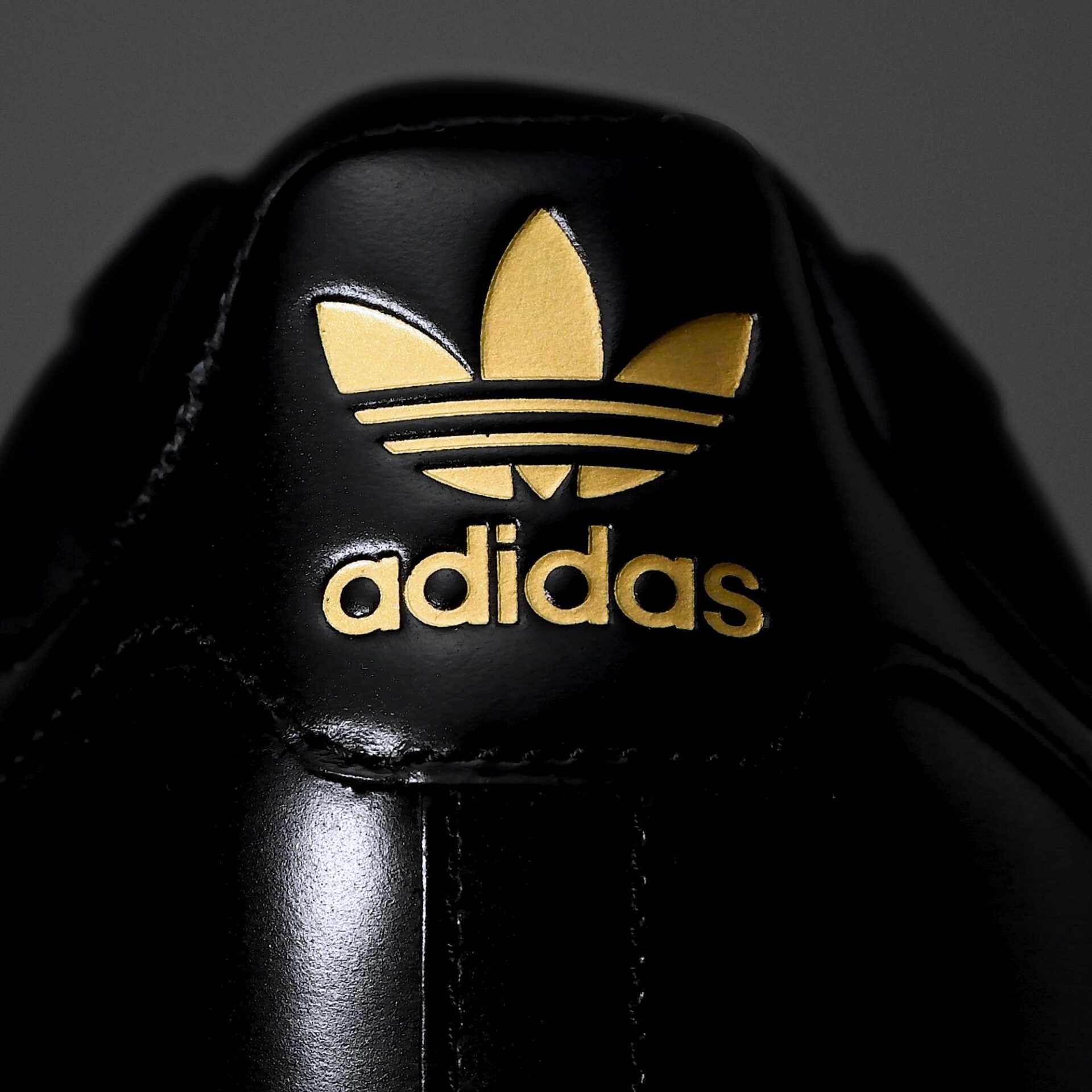 BEAUTY＆YOUTH、グラスレザーで仕上げたadidas Originals別注