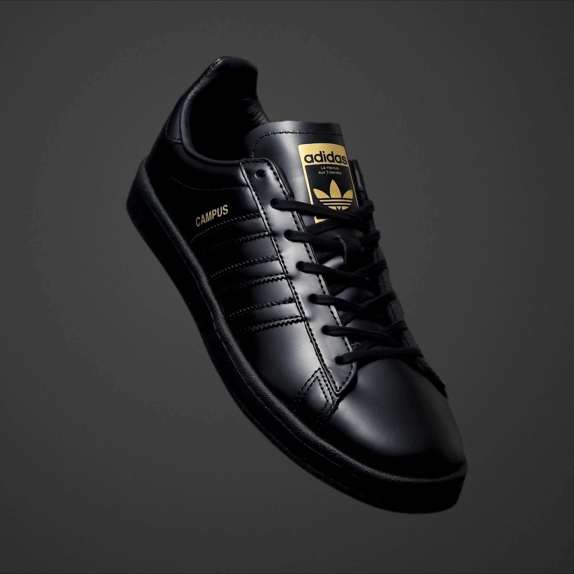 BEAUTY＆YOUTH、グラスレザーで仕上げたadidas Originals別注シューズ