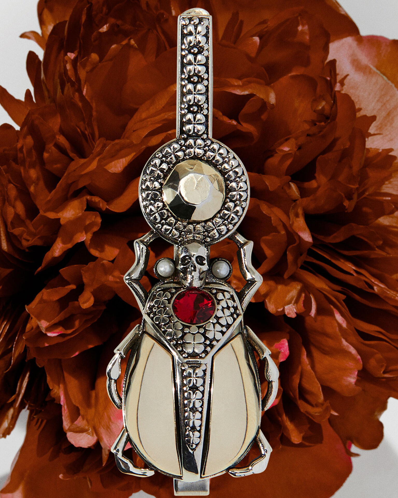 Alexander McQueen、ギフトコレクション発売 メタルスカルアイテムも