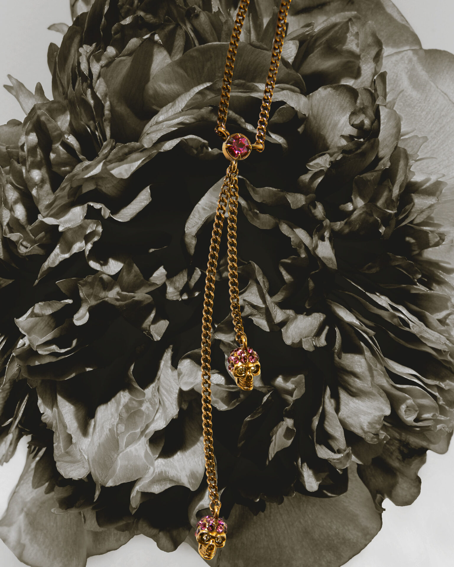 Alexander McQueen、ギフトコレクション発売 メタルスカルアイテムも
