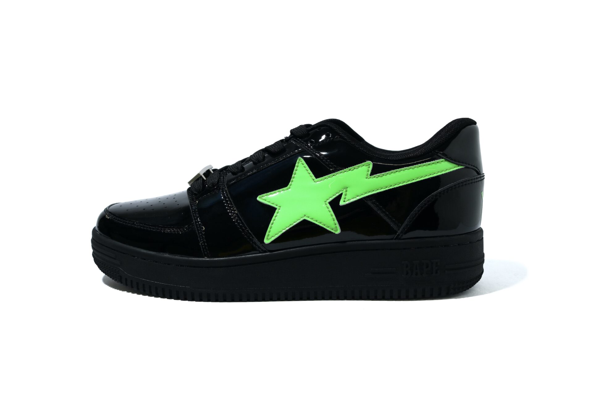 APEの代表モデルBAPE STA™20周年を記念 光沢感あるXOとのコラボ