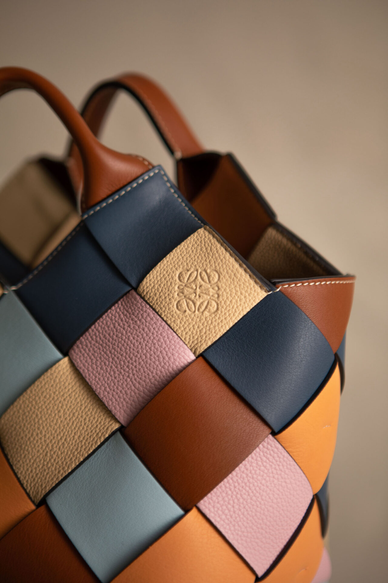 LOEWE 余剰レザーをハンドクラフトで仕上げる新シリーズ発売