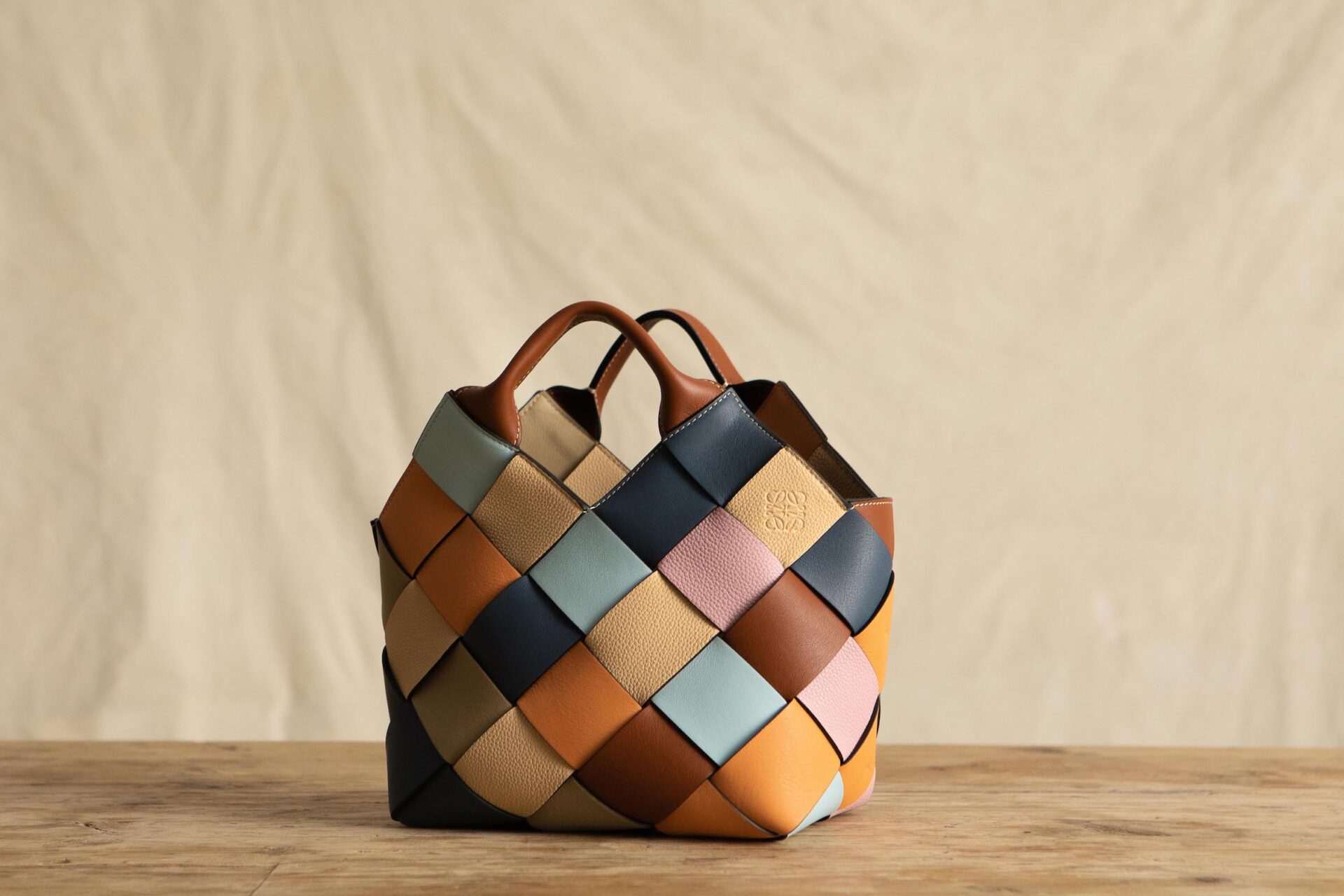 LOEWE 余剰レザーをハンドクラフトで仕上げる新シリーズ発売