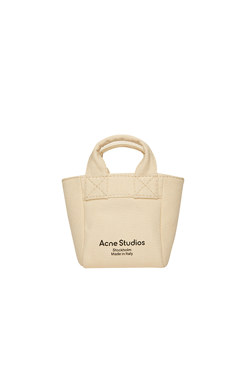 Acne Studios、バンダナをシャツやパンツにプリントした新作