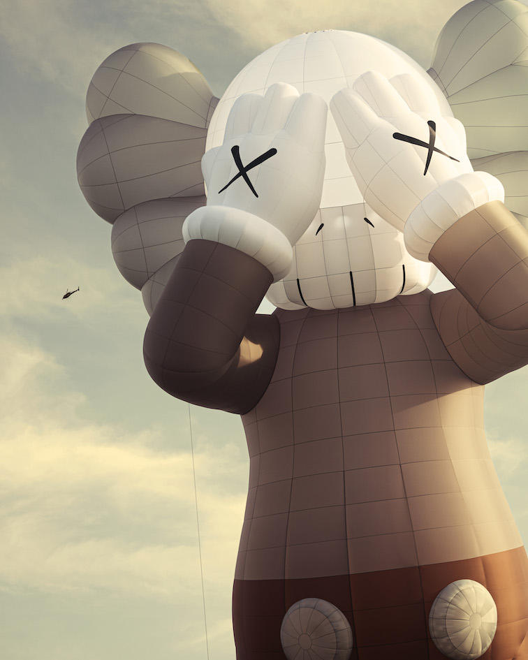 KAWS HOLIDAY 世界最大級の熱気球でワールドツアー KAWS記念アイテムも ...