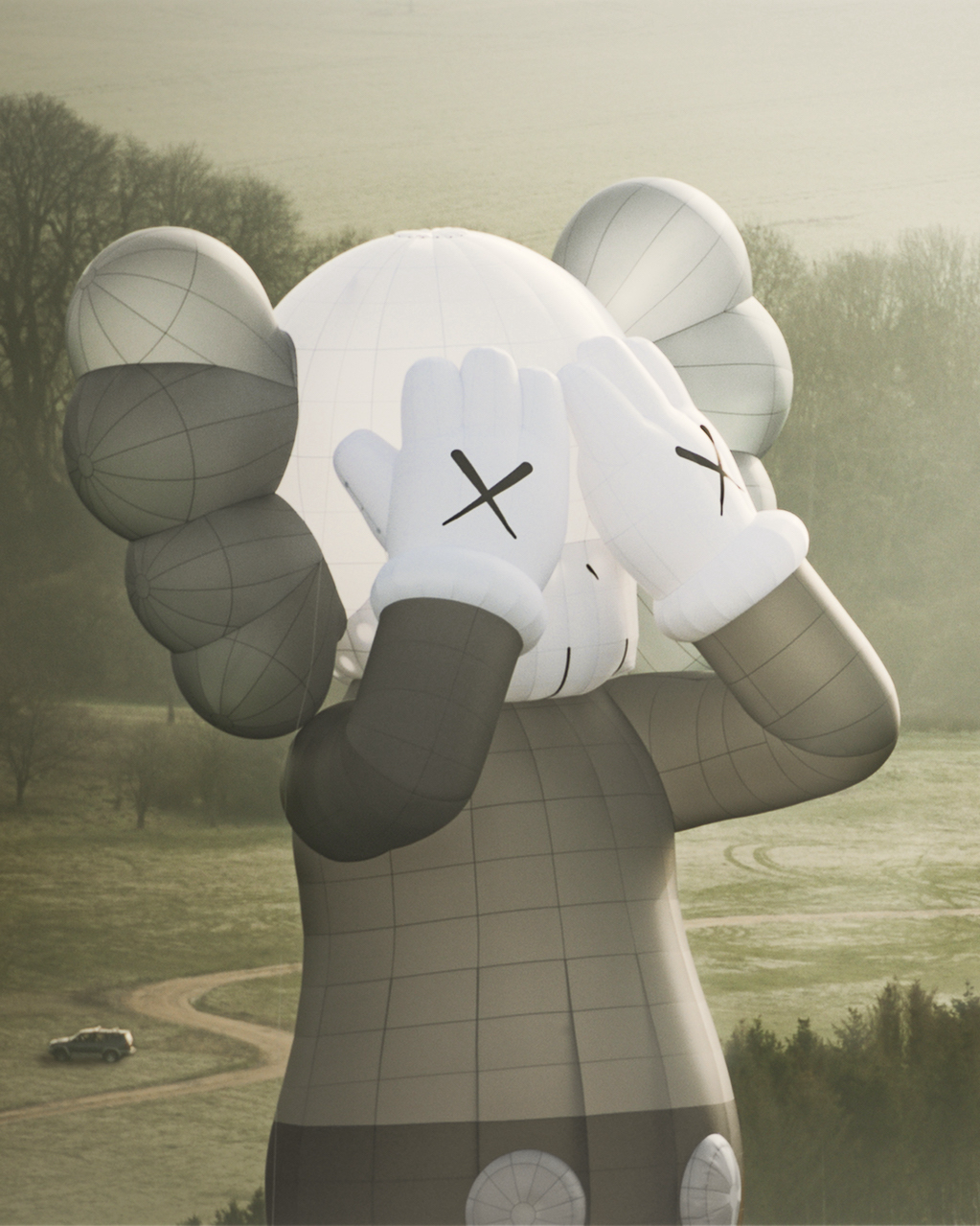 KAWS HOLIDAY 世界最大級の熱気球でワールドツアー KAWS記念アイテムも
