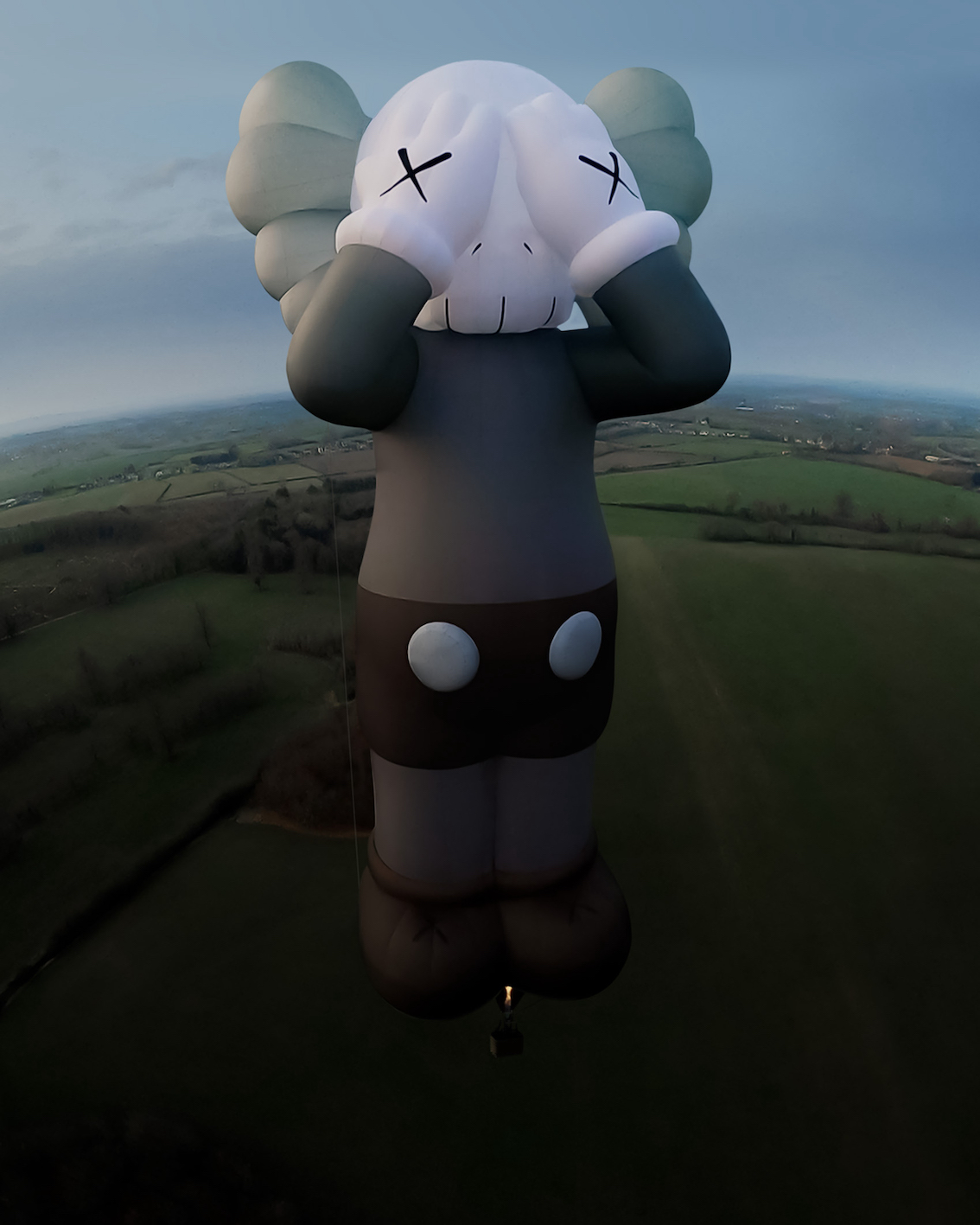 KAWS HOLIDAY UNITED KINGDOM3色セット KAWS HOLIDAY 世界最大級の熱気球でワールドツアー KAWS記念アイテムも