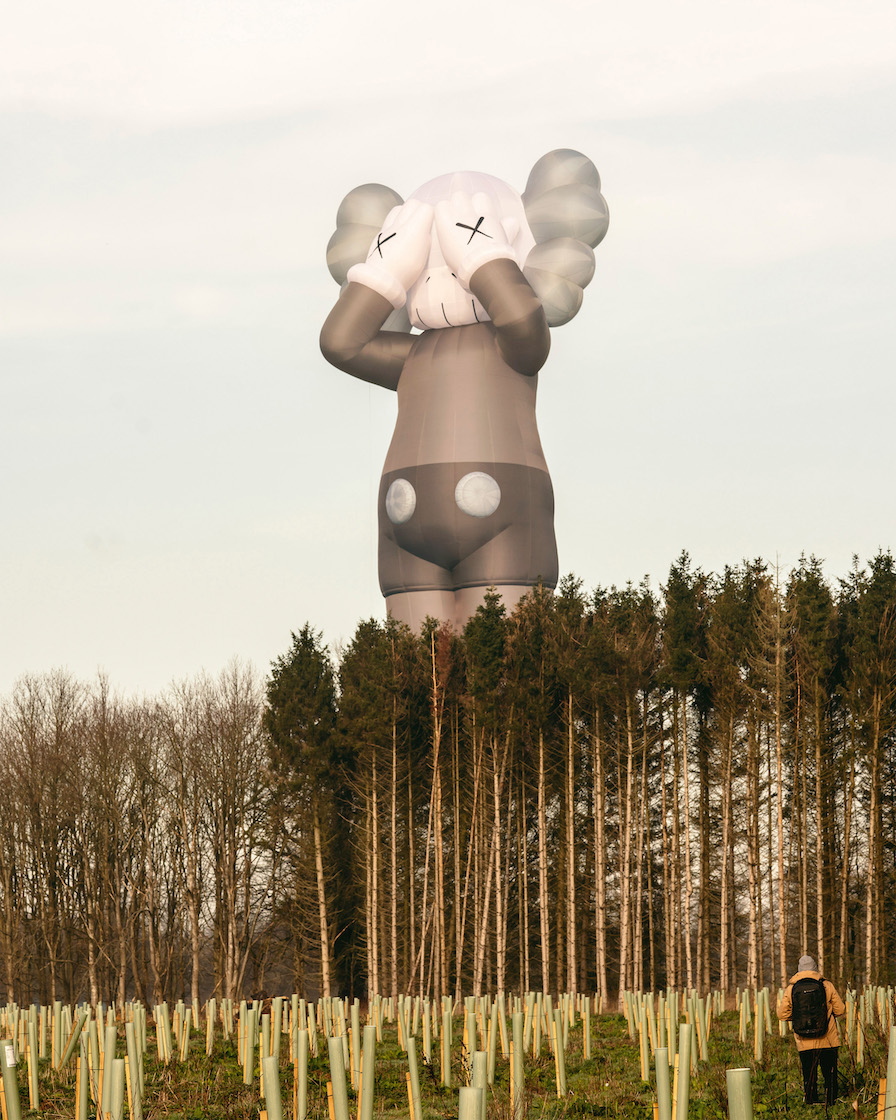 KAWS HOLIDAY 世界最大級の熱気球でワールドツアー KAWS記念アイテムも