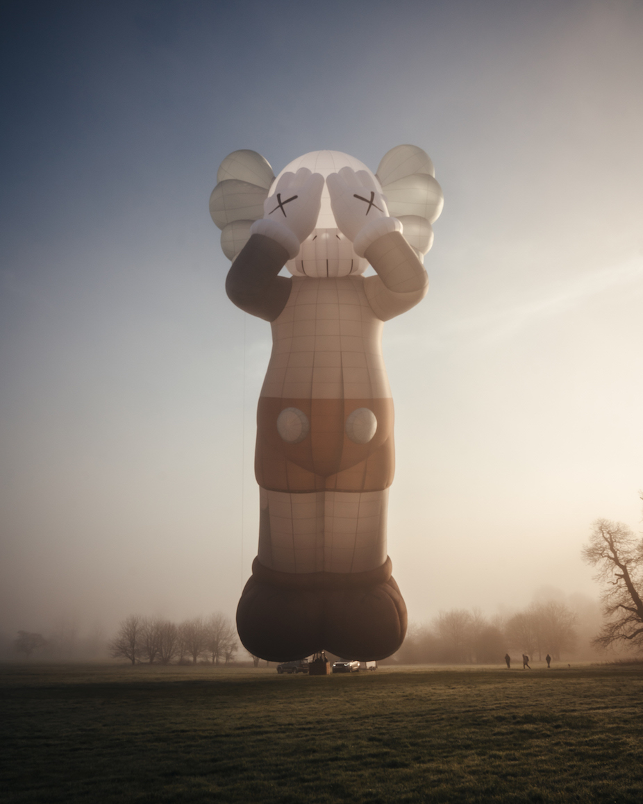 KAWS HOLIDAY 世界最大級の熱気球でワールドツアー KAWS記念アイテムも