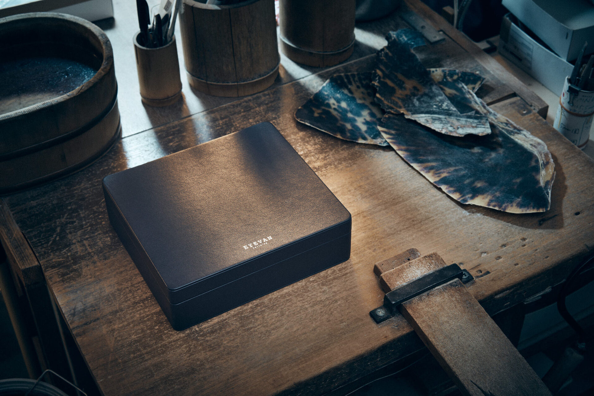 EYEVAN特注のべっ甲眼鏡が登場 | HIGHSNOBIETY.JP（ハイスノバ