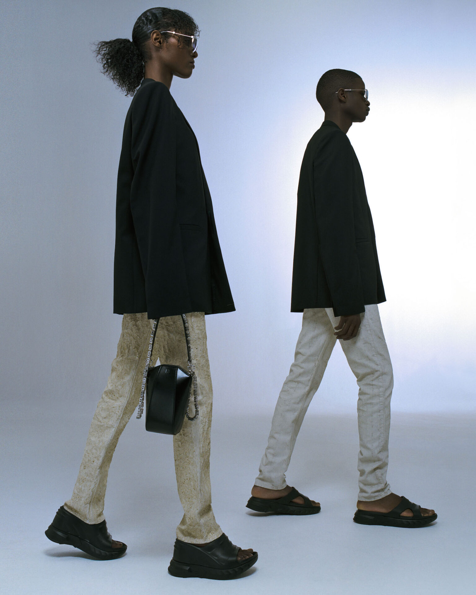 GIVENCHYが最先端サンダル「マシュマロ・スライド」発売