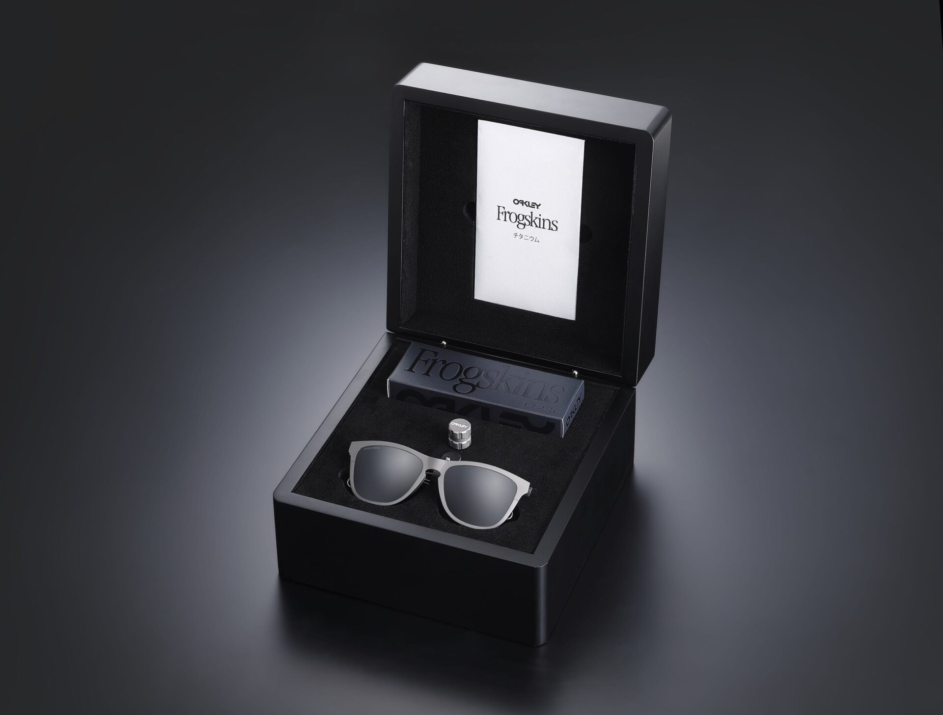 OAKLEY、世界で5本のチタン製Frogskins™発売 | HIGHSNOBIETY.JP