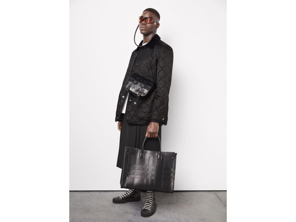 Burberryモノグラム ウールカシミア ジャカードケープ BURBERRY 2022年