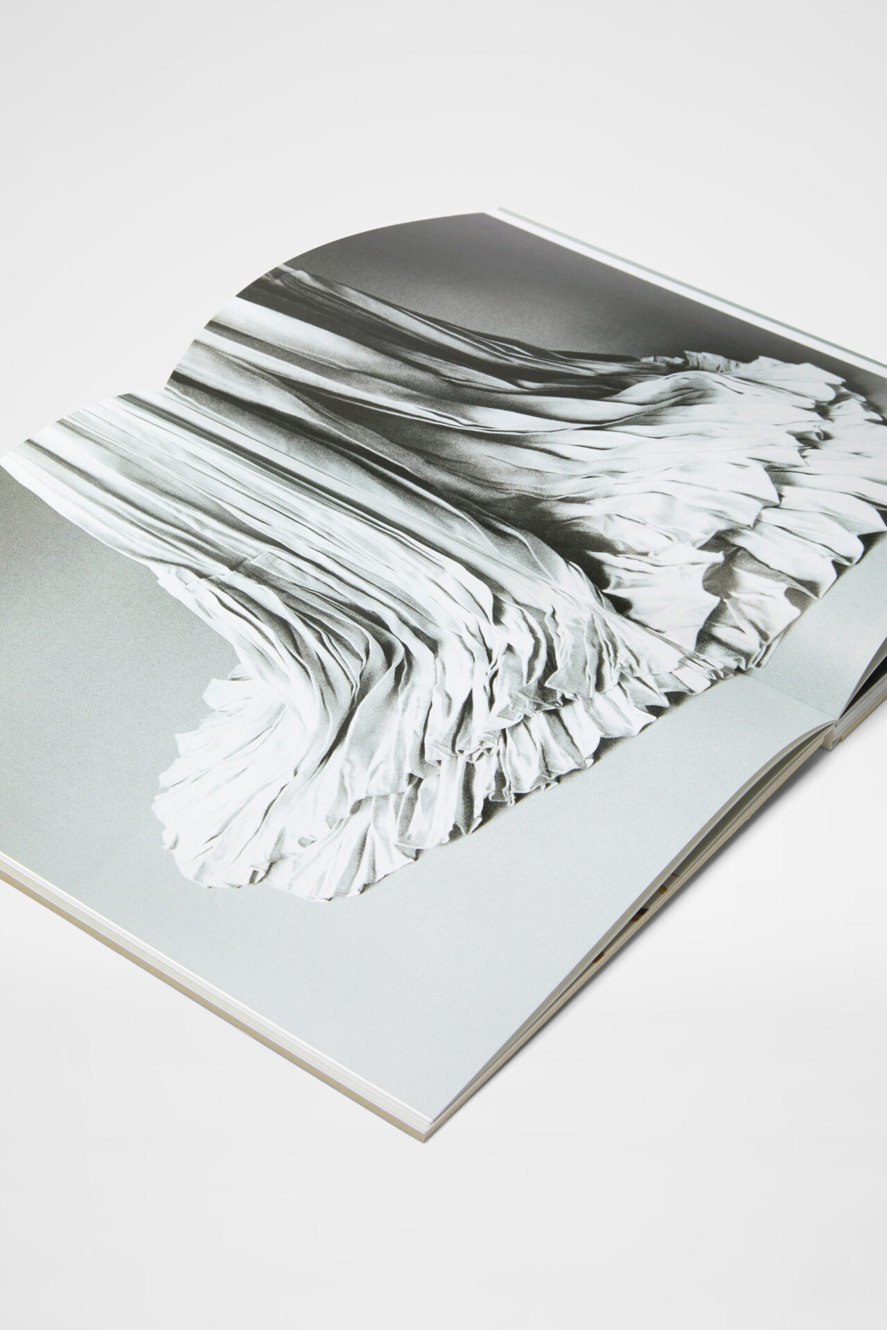 JIL SANDER、新作写真集「ファミリアリティ」発売 | HIGHSNOBIETY.JP