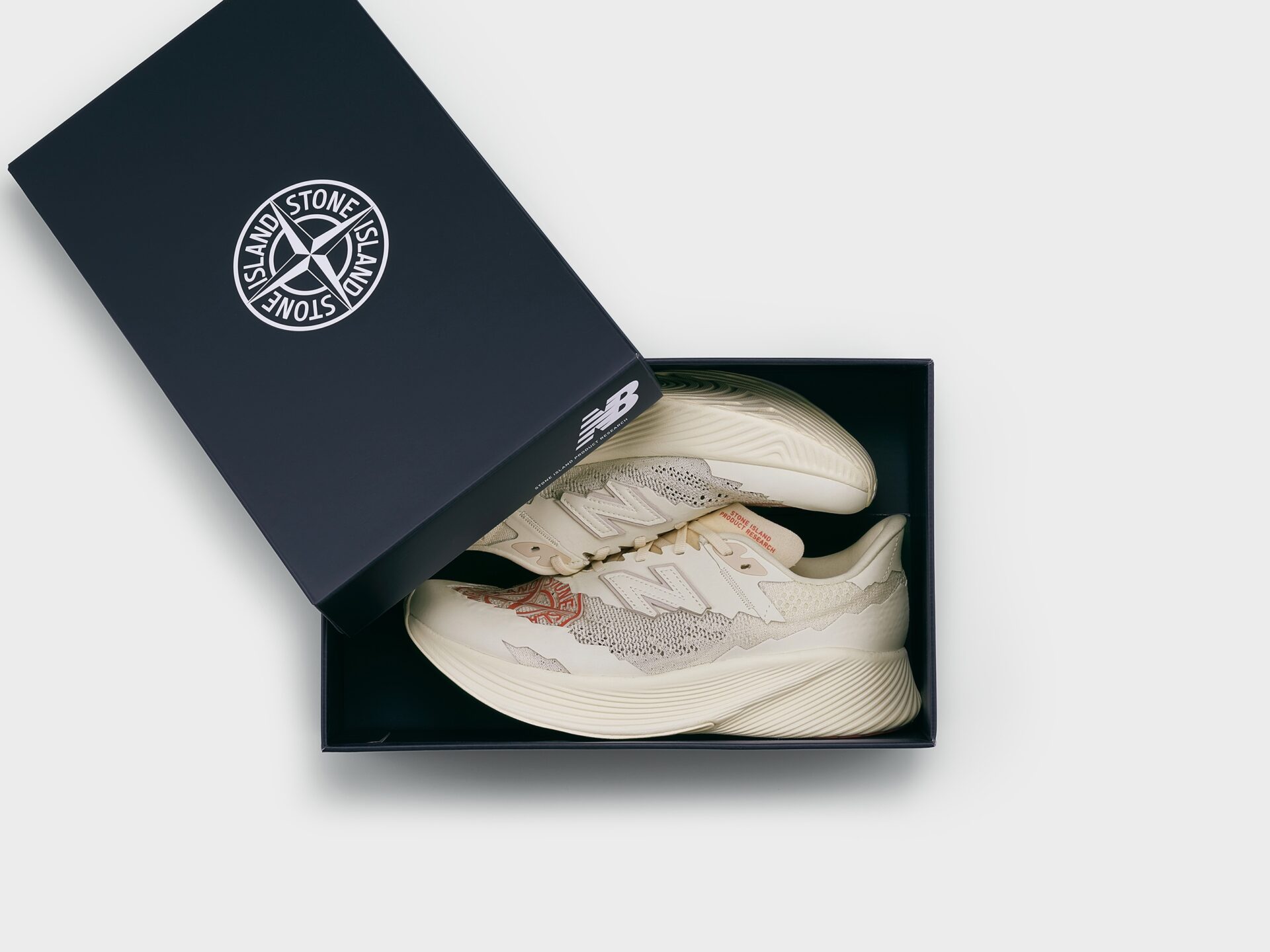 New Balance×Stone Islandの即完シューズが限定店舗で再販売