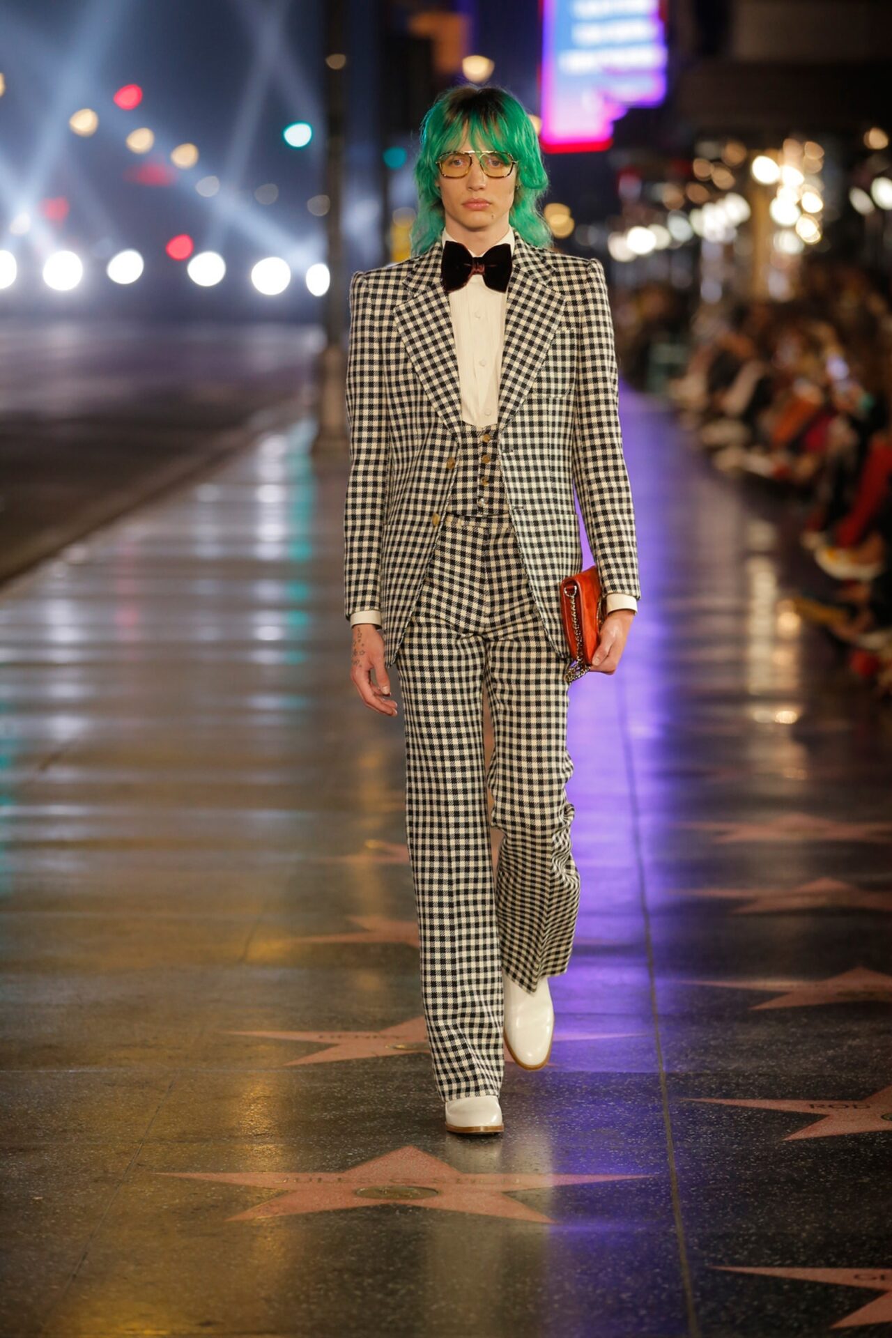 GUCCI、最新コレクションをロサンゼルス大通りで披露 セレブらモデルに 