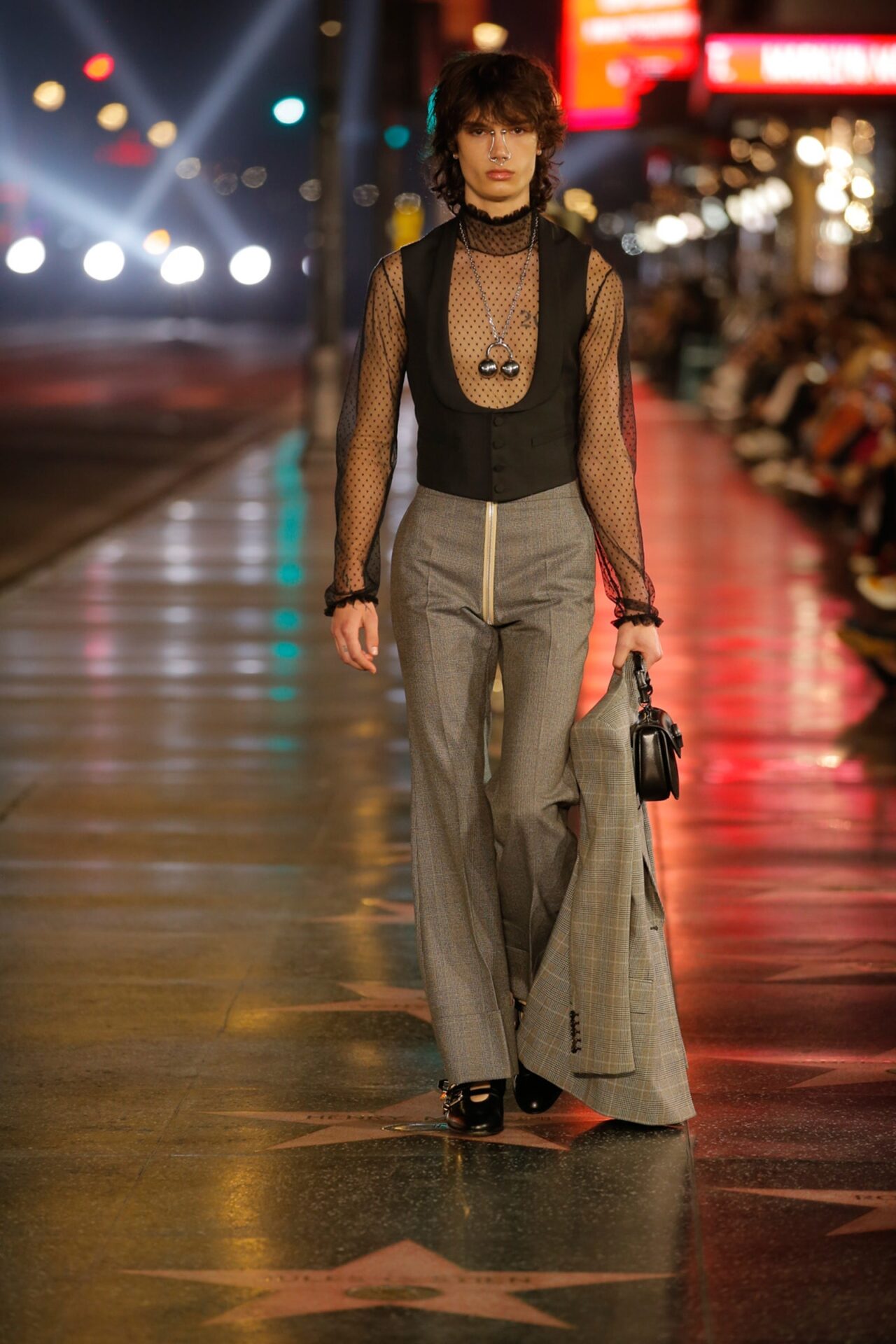 GUCCI、最新コレクションをロサンゼルス大通りで披露 セレブらモデルに