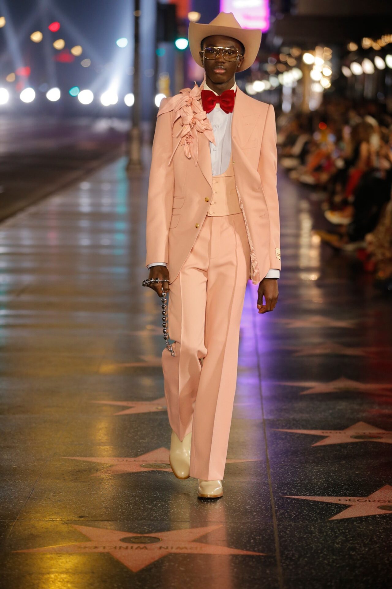 GUCCI、最新コレクションをロサンゼルス大通りで披露 セレブらモデルに