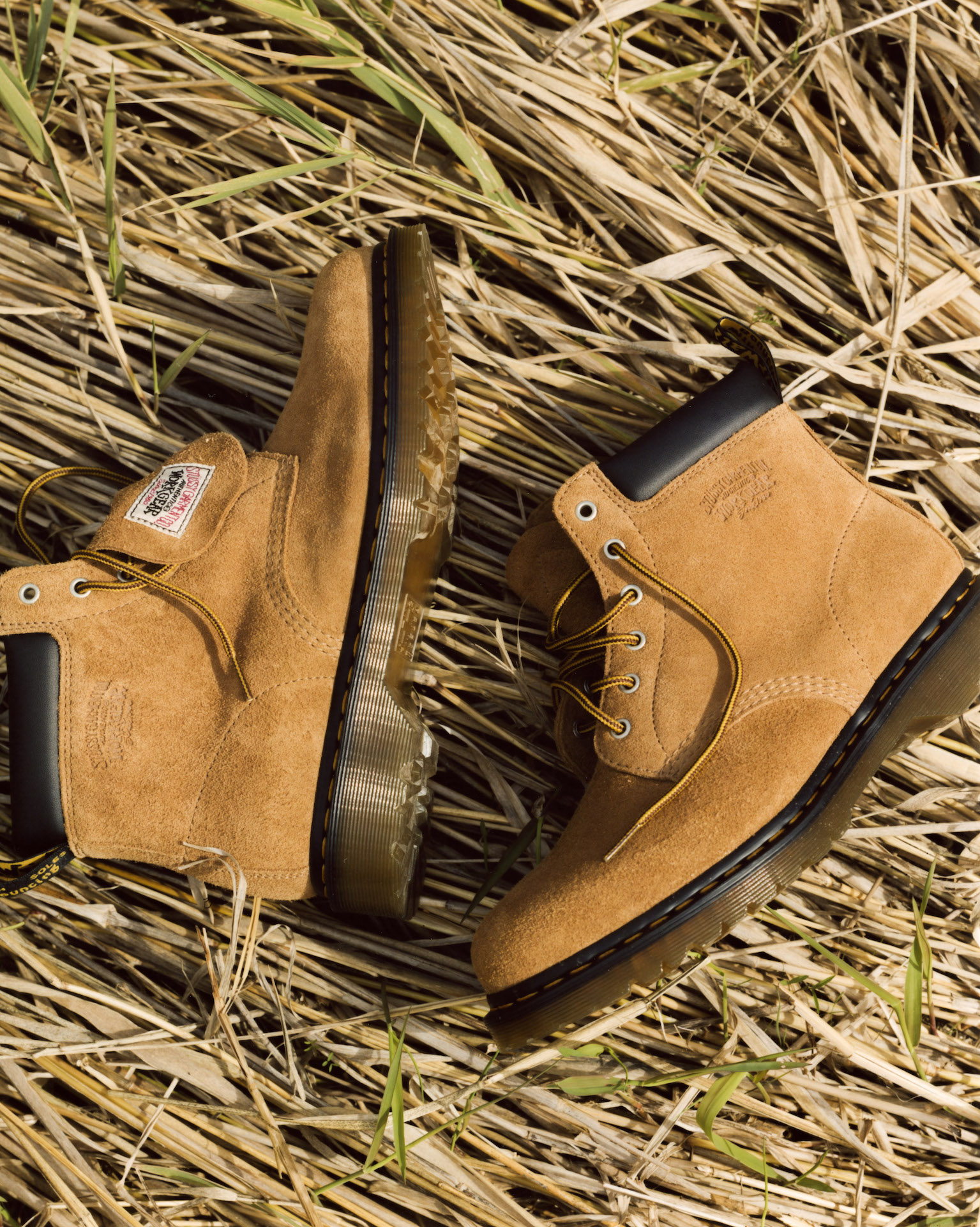 STÜSSYがDr.Martensアーカイヴシューズを再構築 コラボ新作発売