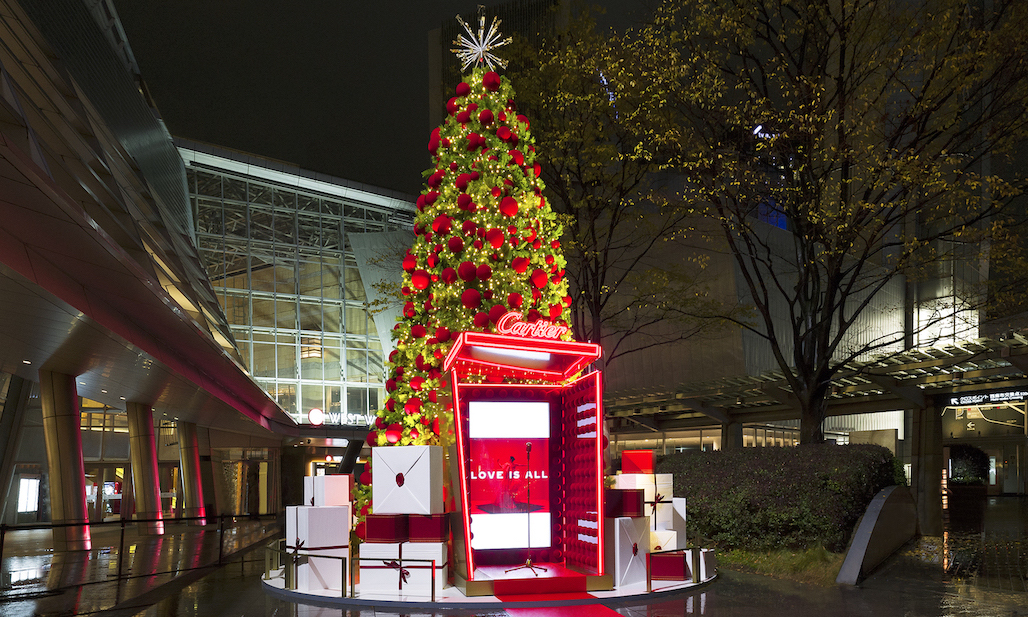 Cartier、都内3カ所でポップアップ 赤い限定キオスクやツリーが登場
