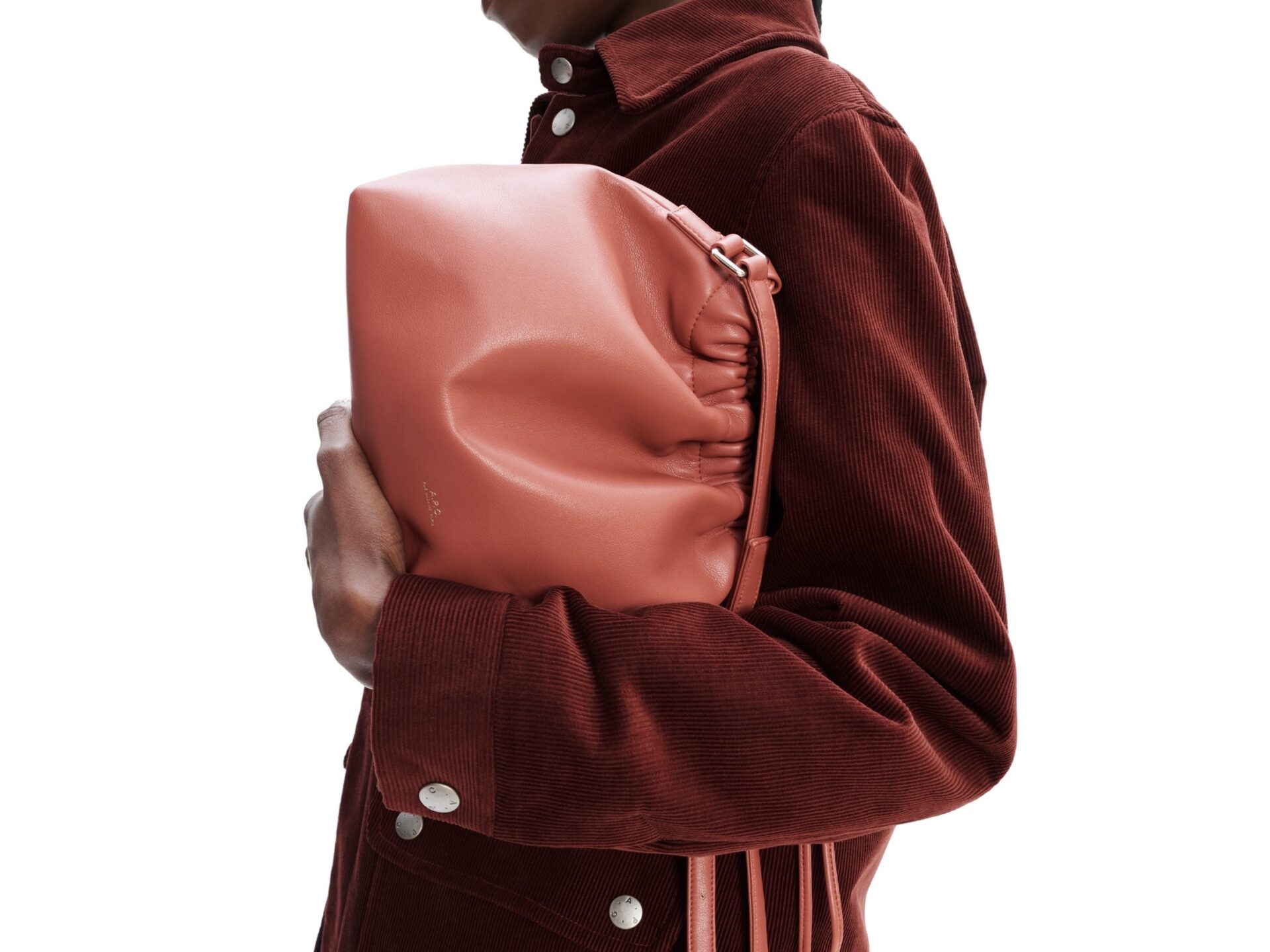 A.P.C. 再生素材用いた新作バッグが発売 | HIGHSNOBIETY.JP（ハイス