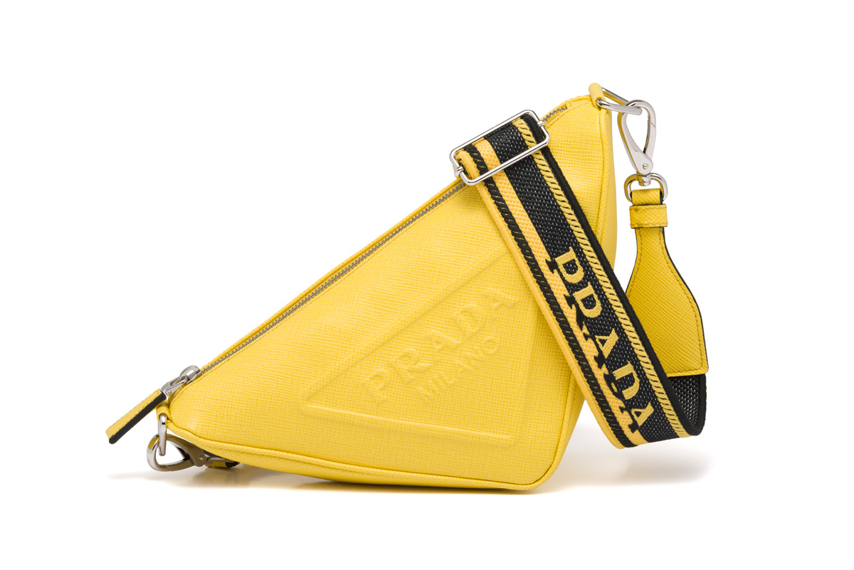 PRADA トライアングルロゴを立体化した新作バッグを発売 