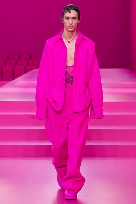VALENTINO、ピンク一色の2022-23年秋冬コレクションを発表 