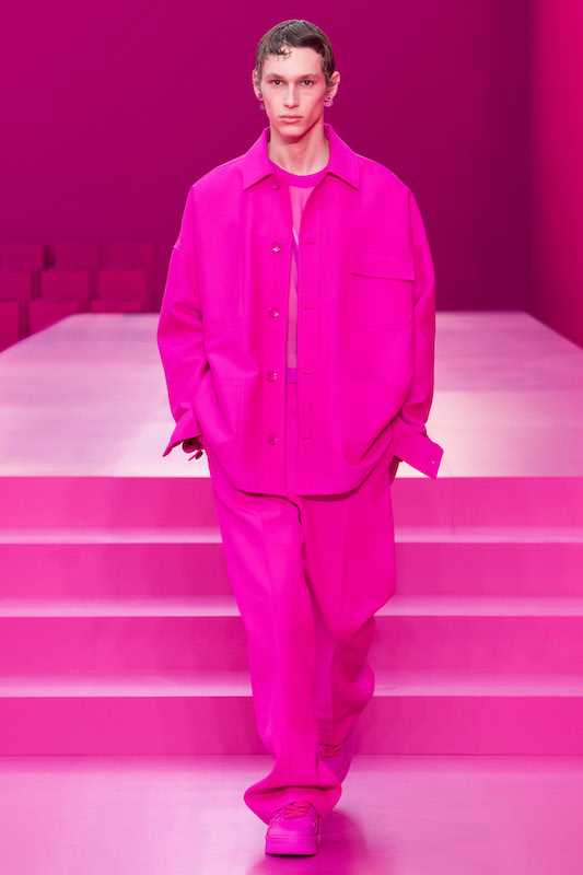 VALENTINO、ピンク一色の2022-23年秋冬コレクションを発表 
