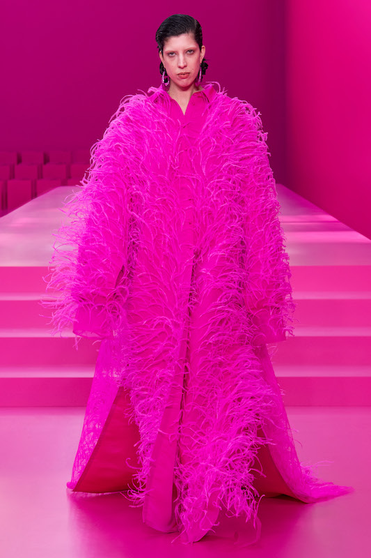 VALENTINO、ピンク一色の2022-23年秋冬コレクションを発表