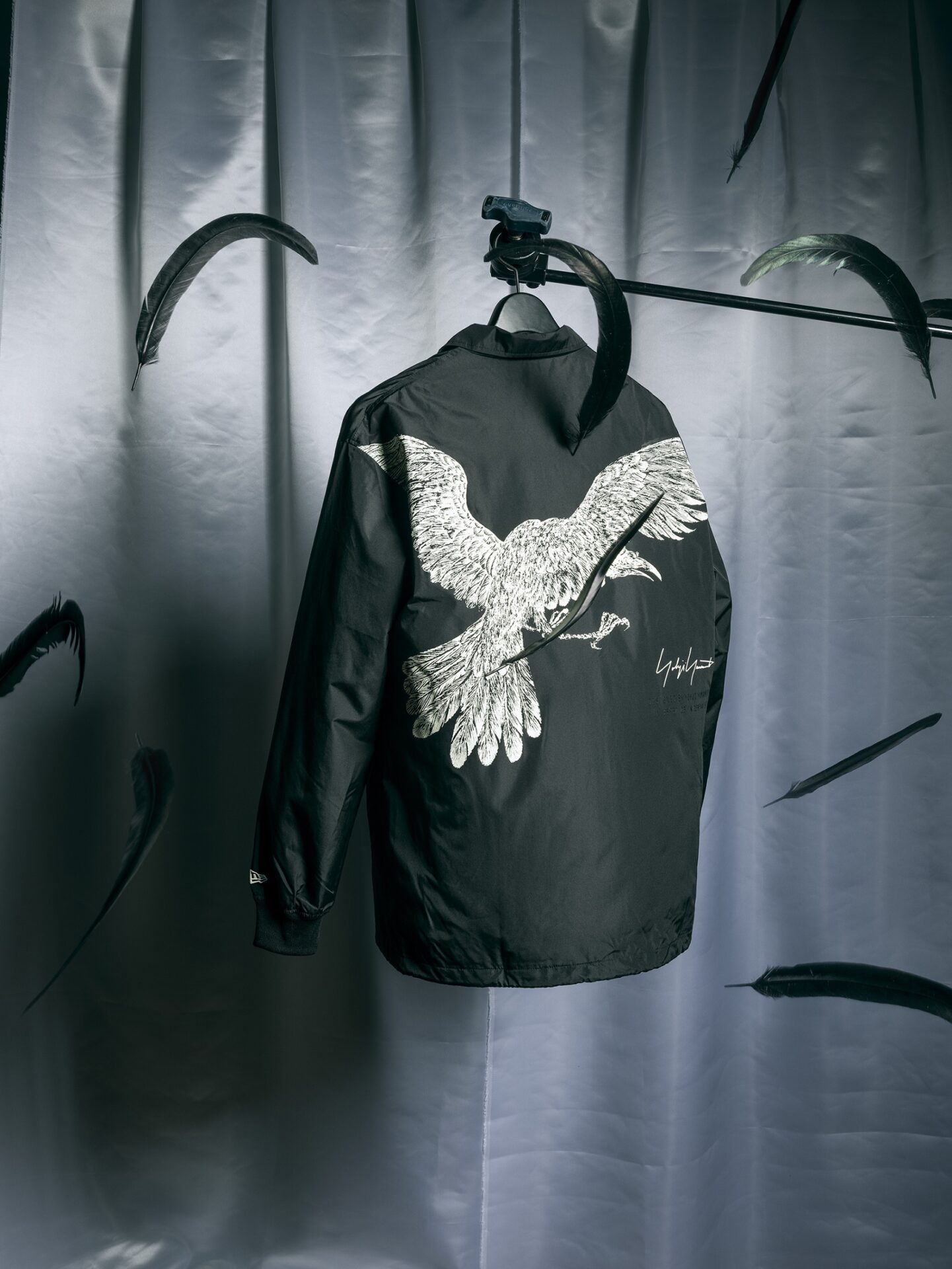 か*ぷ様 ヨウジヤマモト NEW ERAコラボカラス刺繍 ナイロンジャケット X Yohji Yamamoto × New Era® 2022年春夏コレクション発売