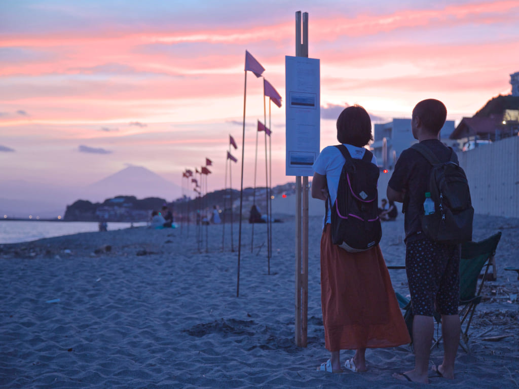 江の島国際芸術祭 カラーハンティング 江の島サンセットビーチフラッグ 展示 Highsnobiety Jp ハイスノバイエティ