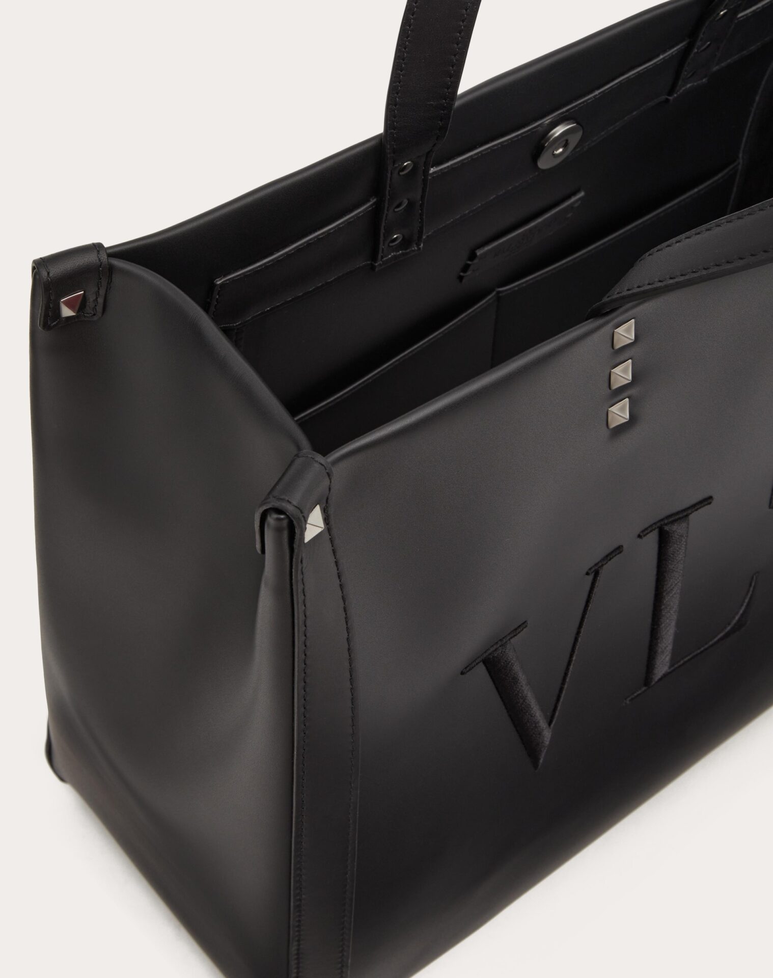 VALENTINO、環境配慮した新作メンズトートバッグ発売 | HIGHSNOBIETY