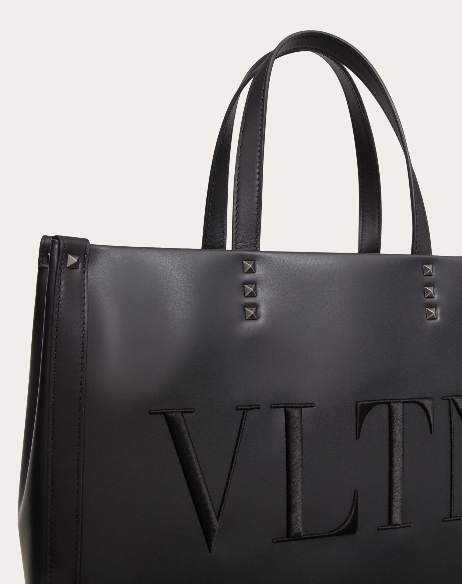 VALENTINO、環境配慮した新作メンズトートバッグ発売 | HIGHSNOBIETY