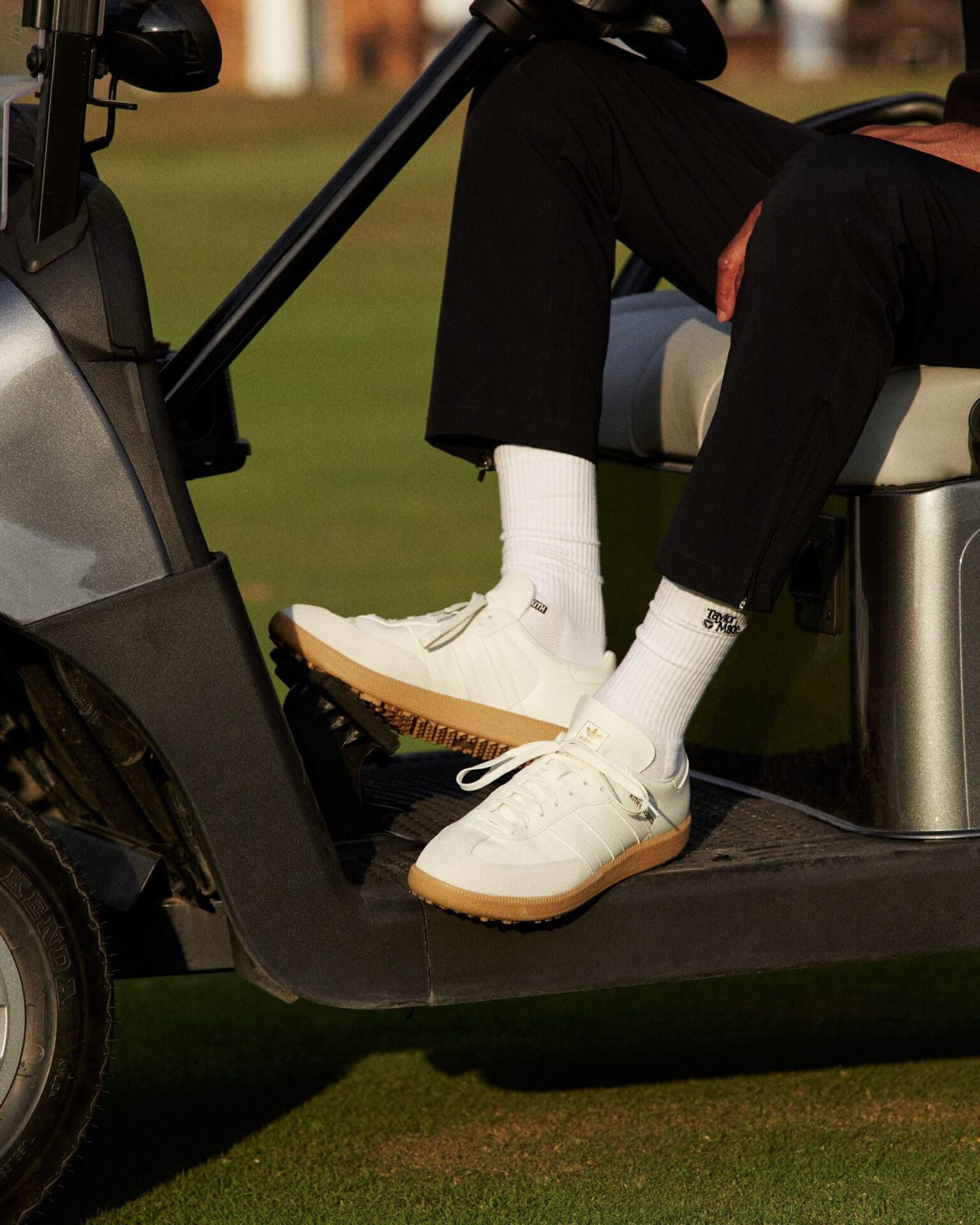 新品　KITH×テーラーメイド　ゴルフも普段使いも高機能パンツ　希少限定コラボ 新品 KITH×テーラーメイド ゴルフも普段使いも高機能パンツ 希少限定