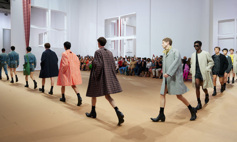 PRADA、2023 年春夏メンズコレクション発表　ファッションの「文脈」に焦点
