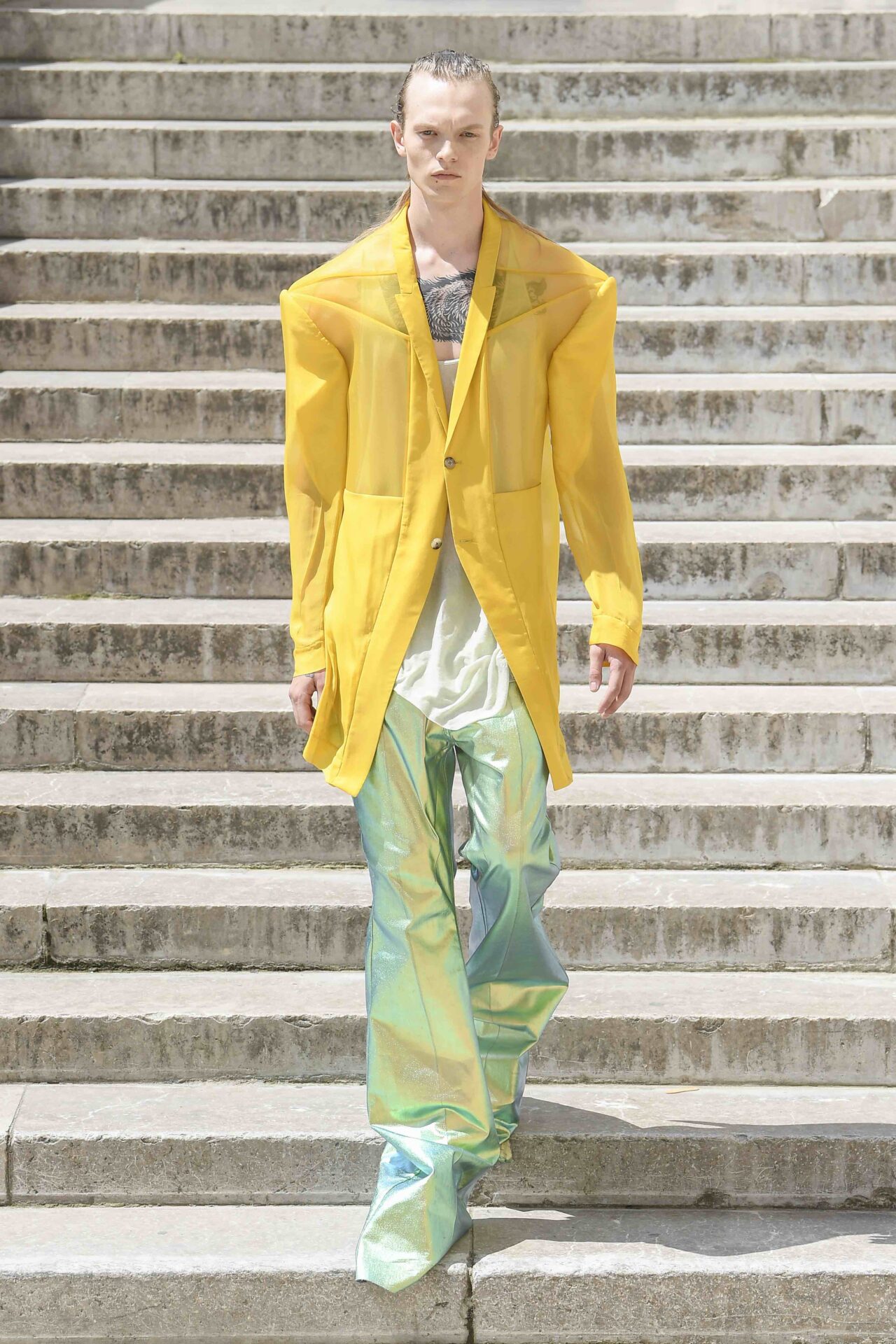 RICK OWENS / 2023 作品集サイン入り リック・オウエンス」2023年春夏メンズ・コレクション - TOKION