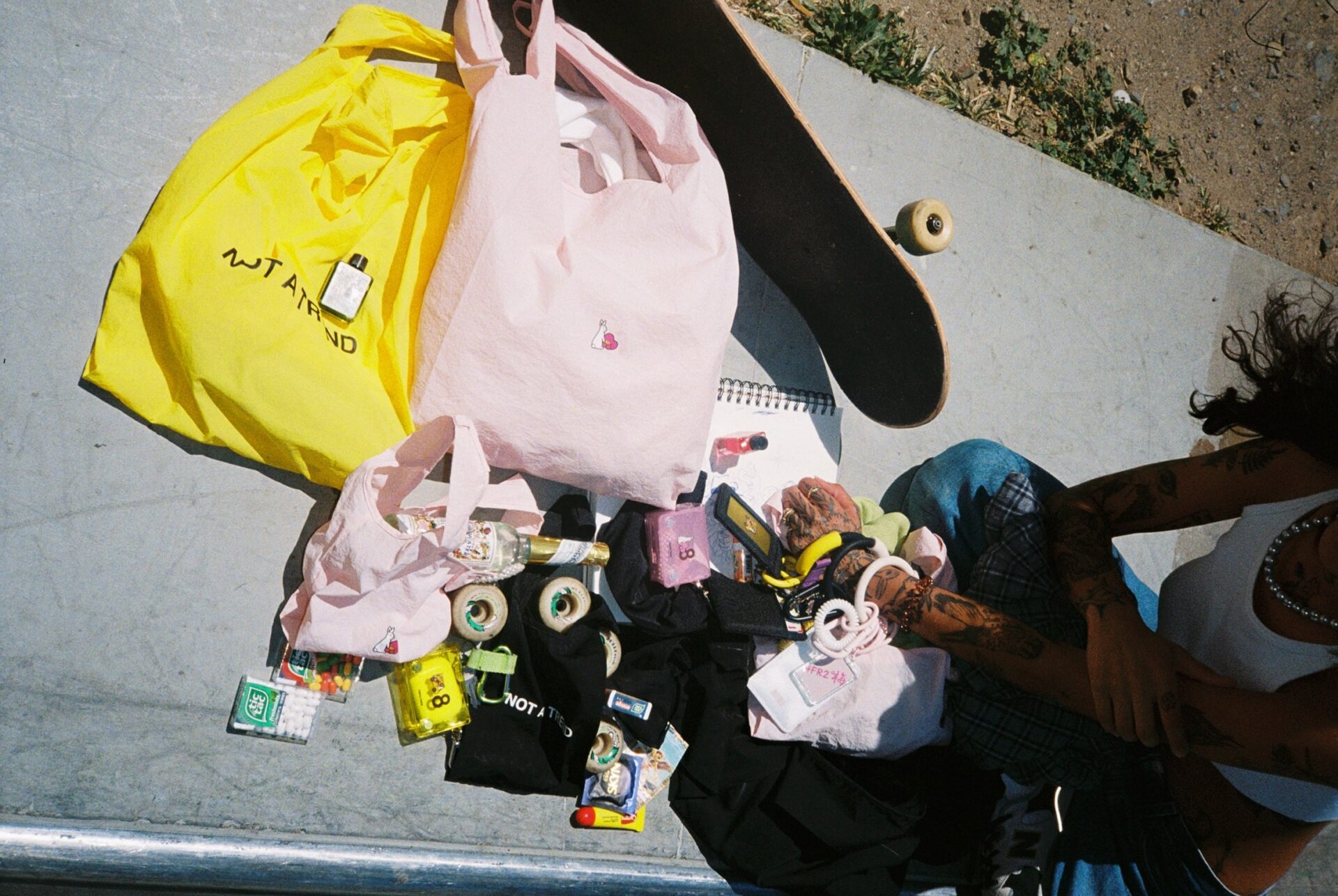 nana-nana × #FR2 うさぎモチーフのアイコニックなコラボアイテム発売