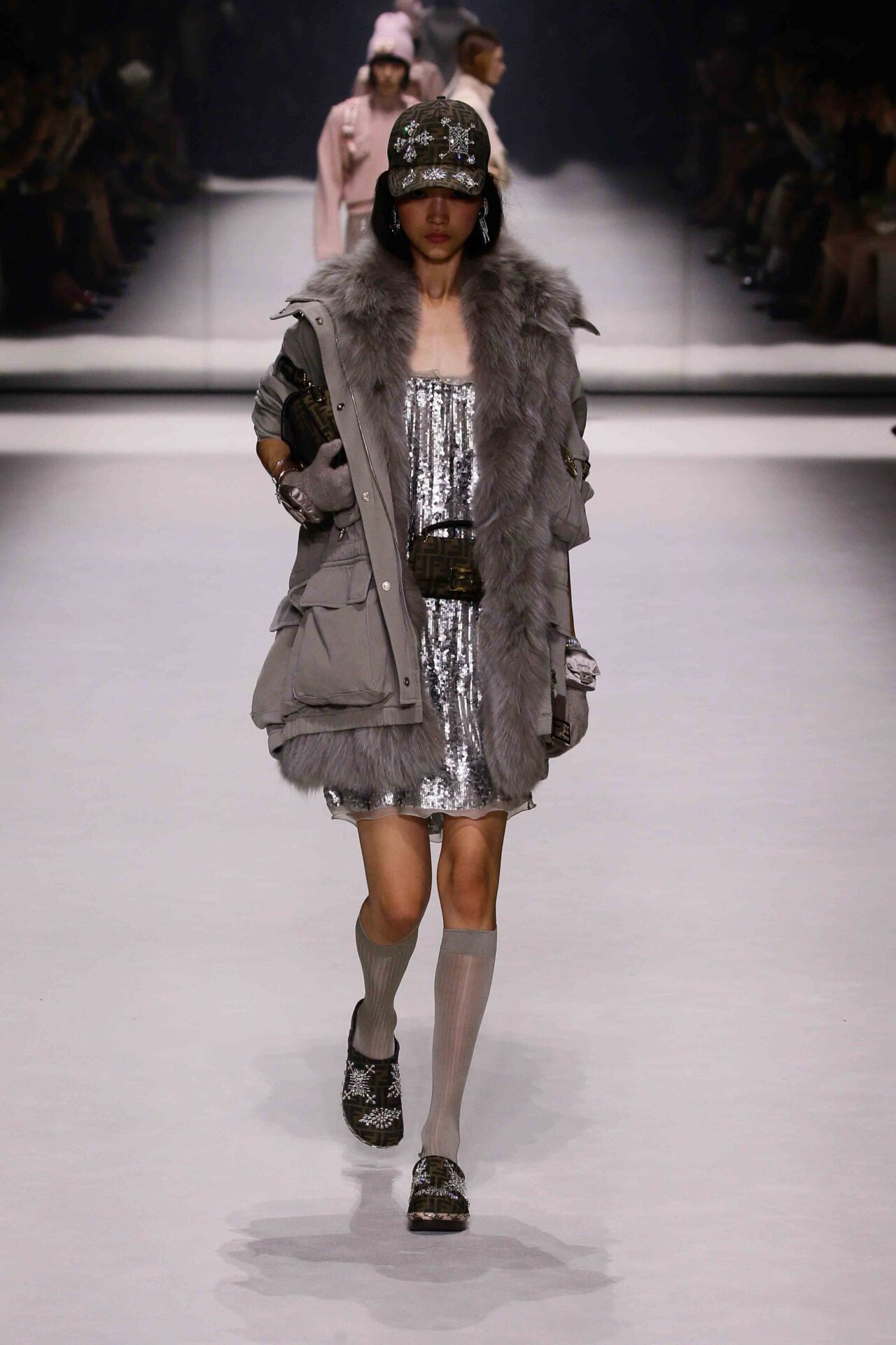 ぱふぇ FENDI、「バゲット」25周年でランウェイショー MARC JACOBSらとコラボ