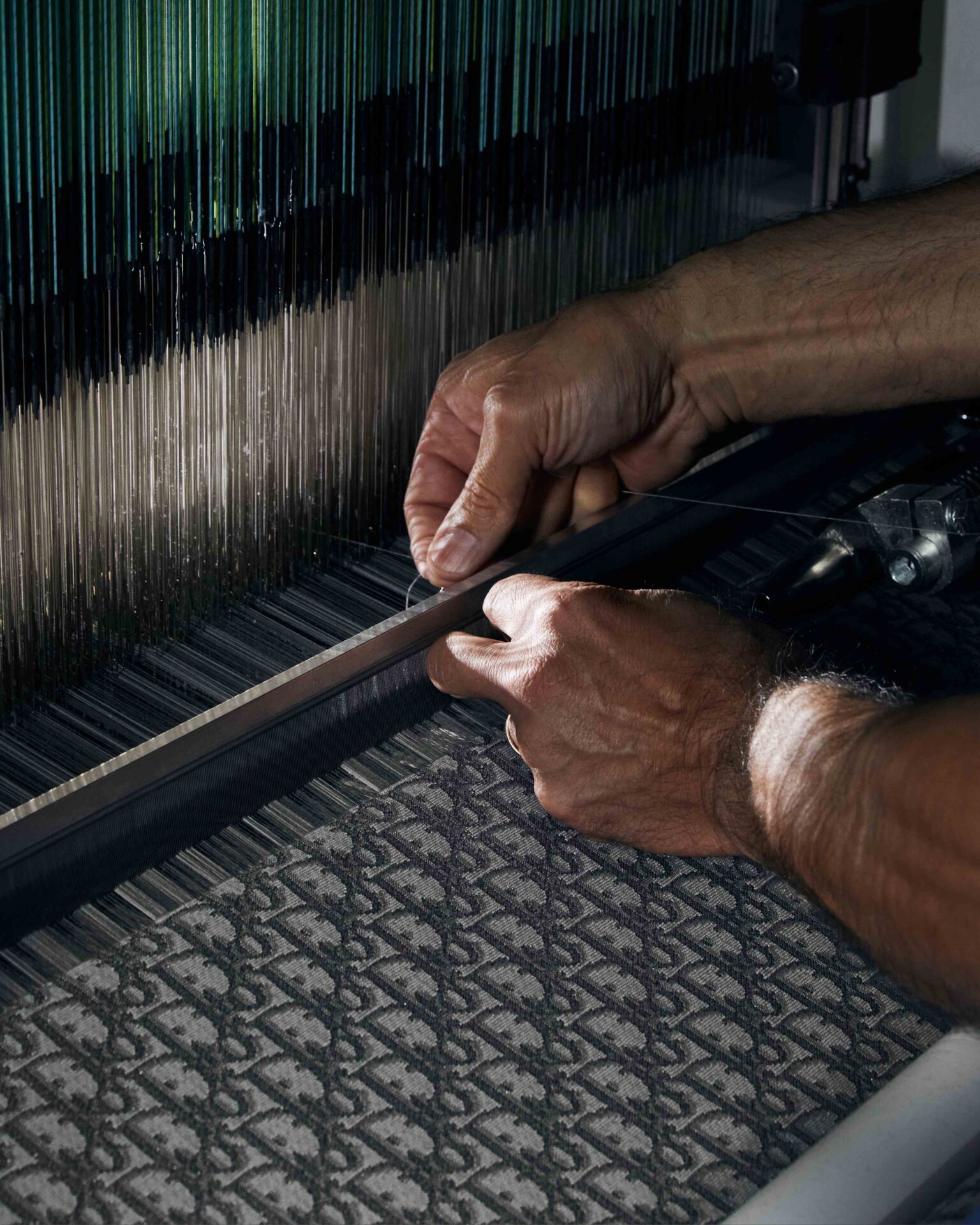 ディオール オブリーク」ジャカードからルテニウムカラーの新作を発売