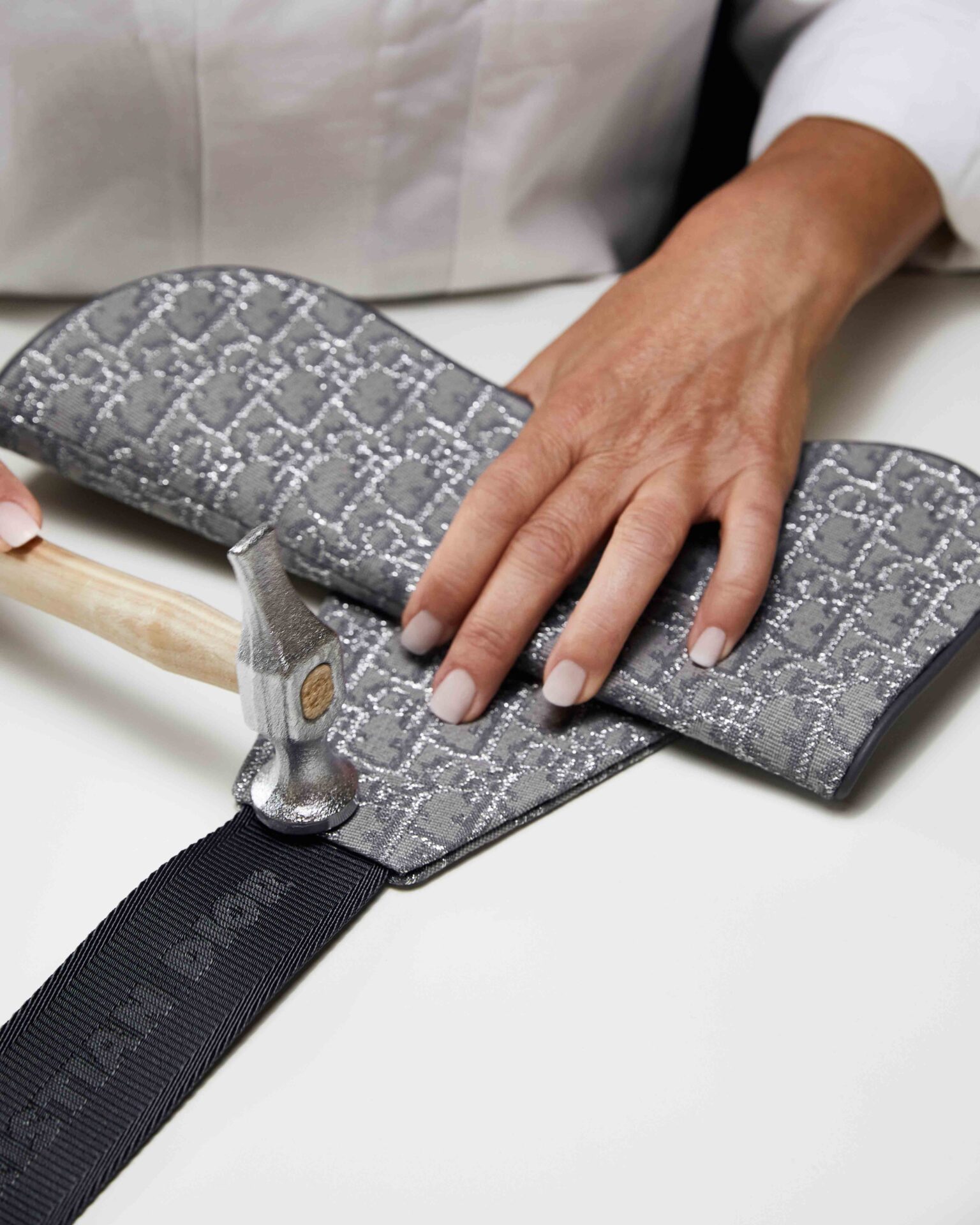 ディオール オブリーク」ジャカードからルテニウムカラーの新作を発売