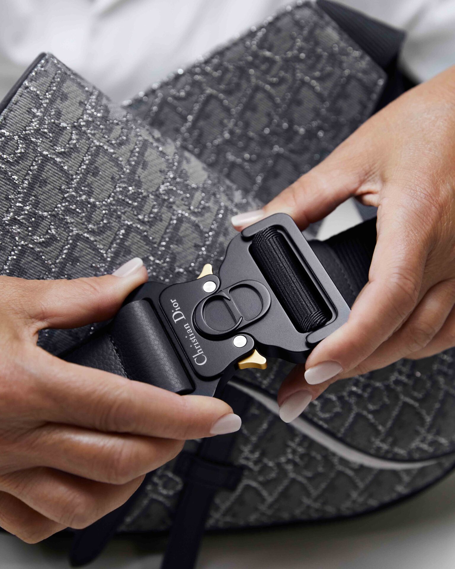 ディオール オブリーク」ジャカードからルテニウムカラーの新作を発売