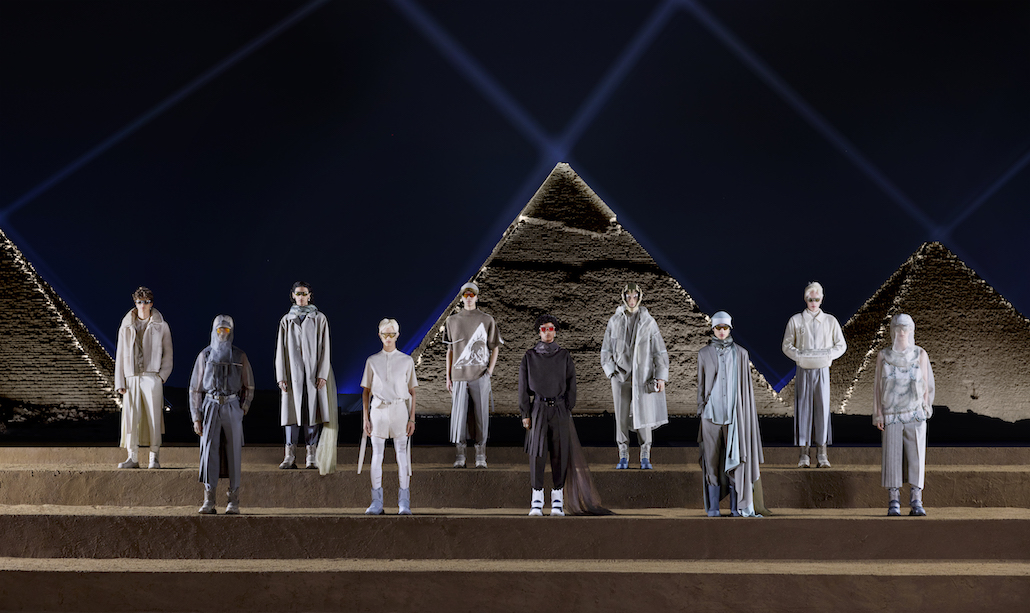 DIOR、ギザのピラミッド背景に2023年メンズフォールコレクションを発表