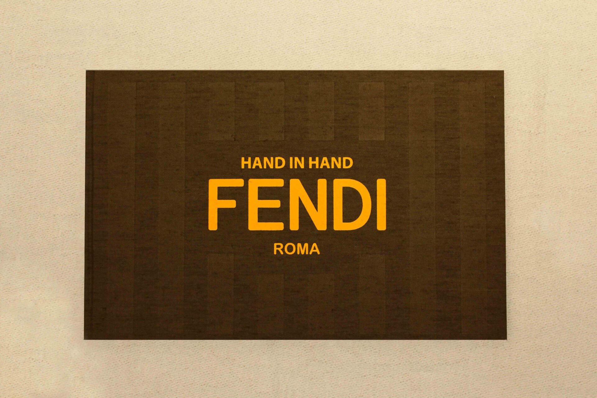 FENDI、プロジェクト「ハンド・イン・ハンド」記念書籍発売 「バケット