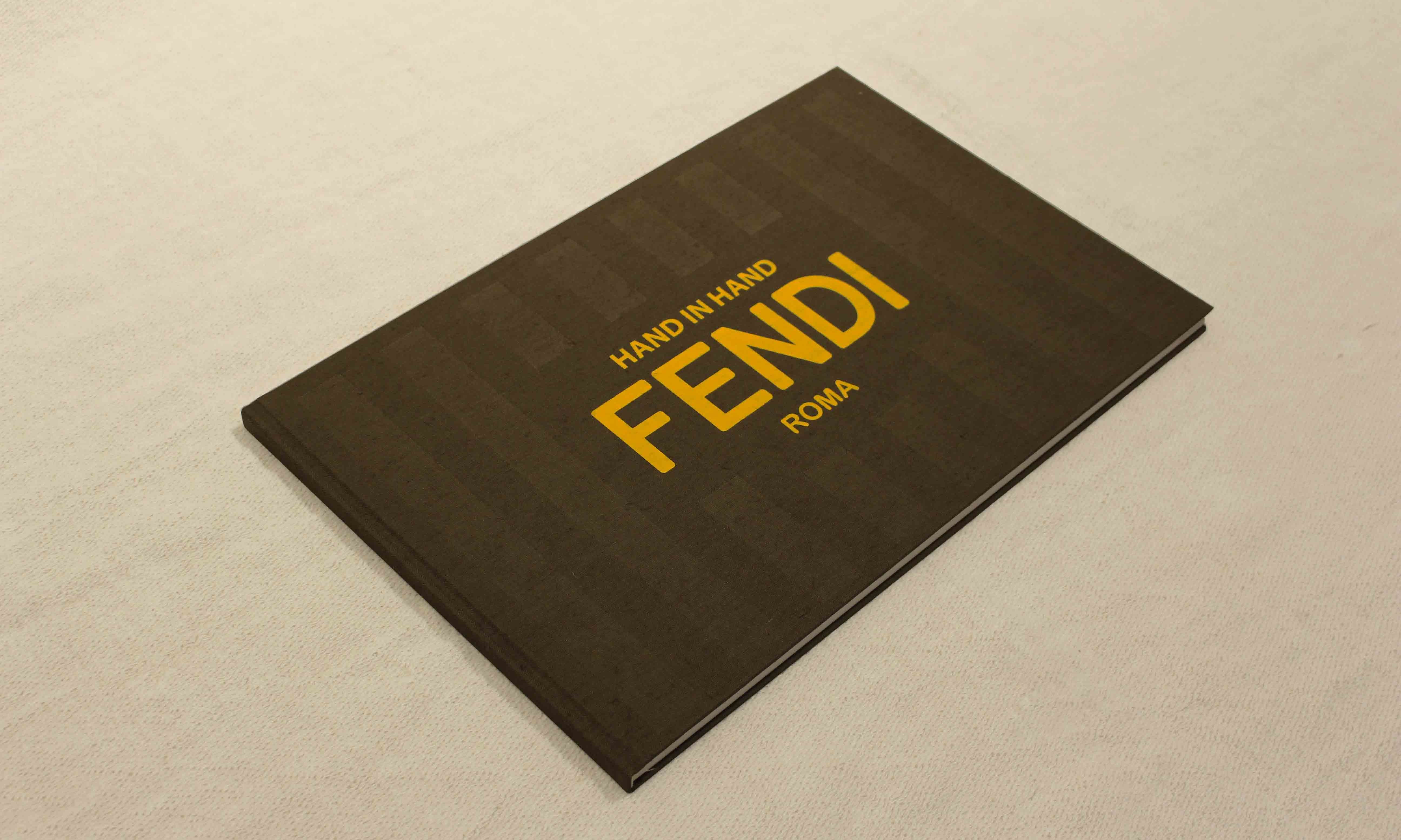 FENDI、プロジェクト「ハンド・イン・ハンド」記念書籍発売 「バケット」のアート作品を多数収録