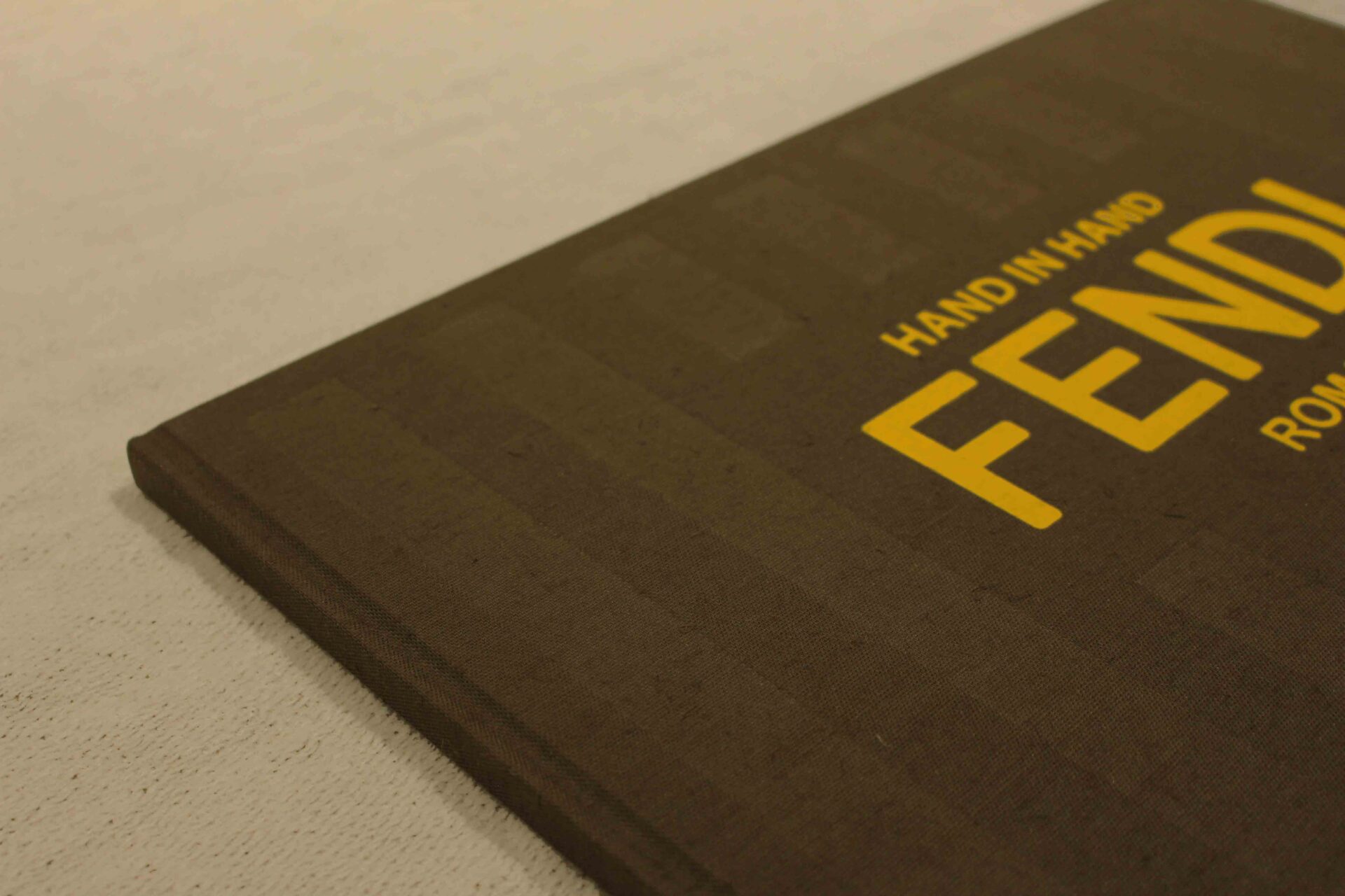 FENDI、プロジェクト「ハンド・イン・ハンド」記念書籍発売 「バケット